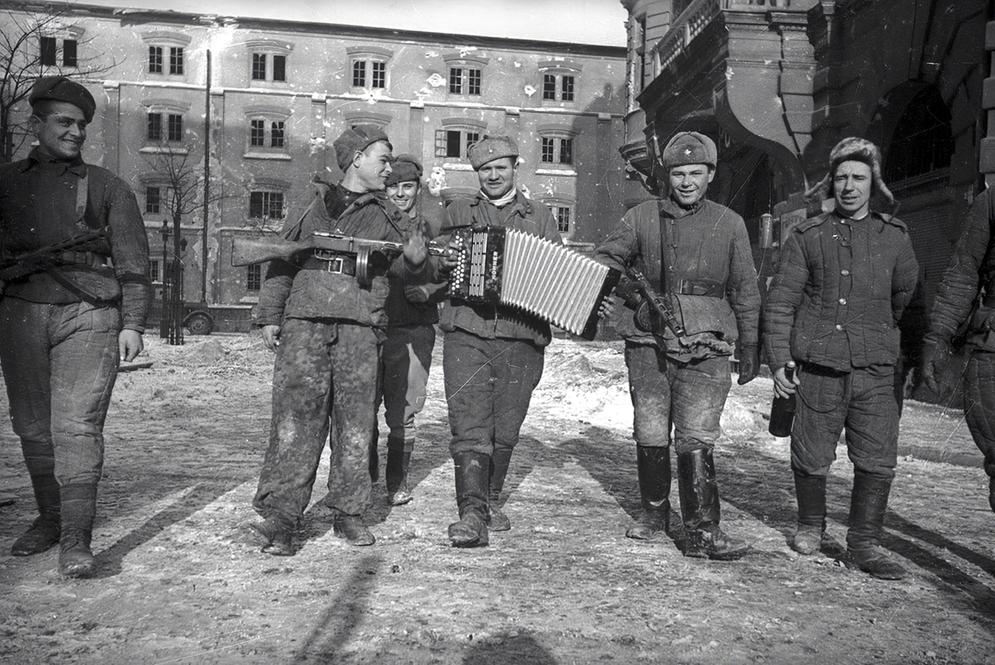 Военные песни 1945 года слушать. Советские солдаты в Будапеште 1945. Солдат с гармонью 1941-1945. Советские войска в Будапеште 1945.