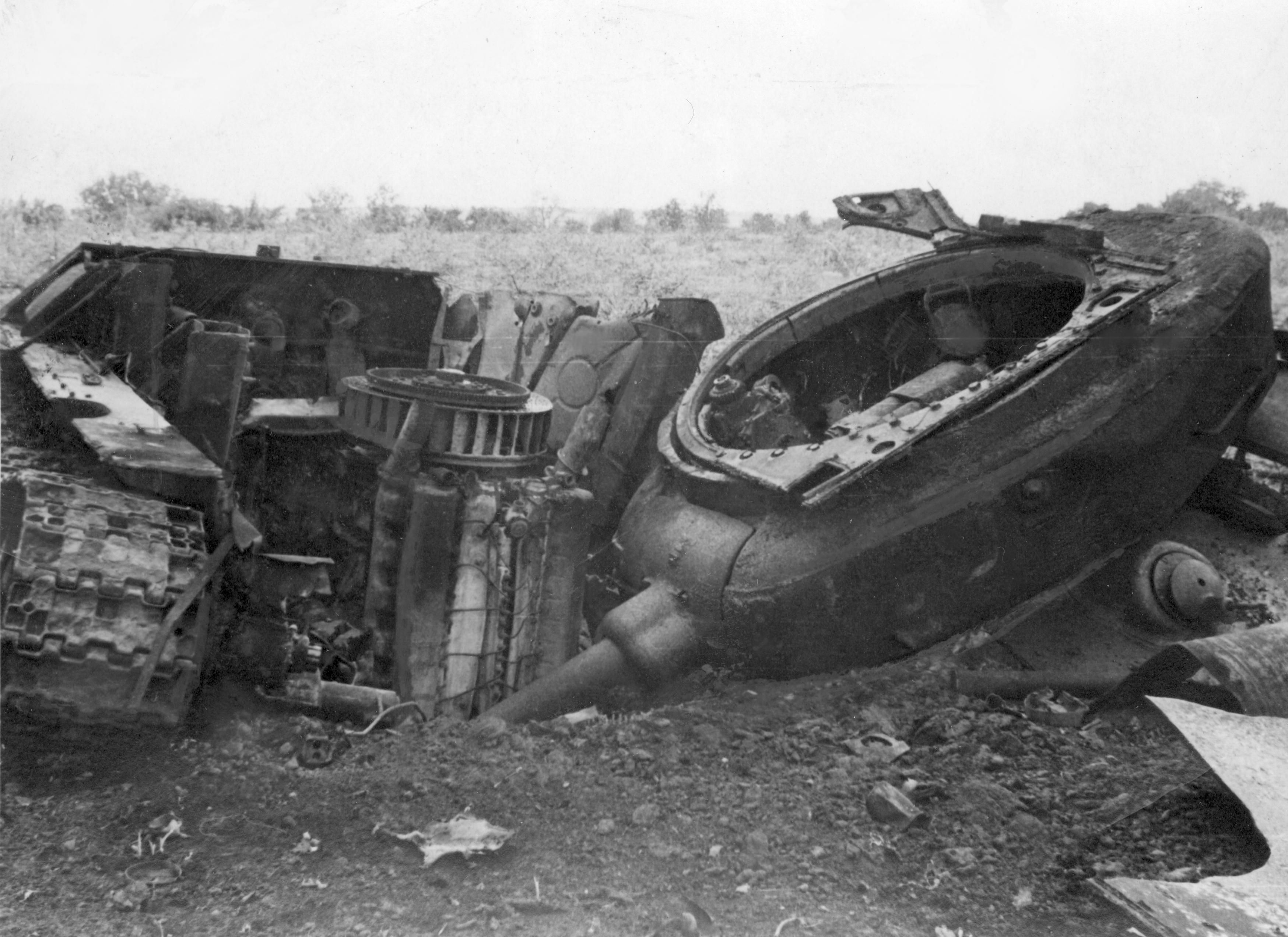 Сколько фашистских танков уничтожил артиллерист борисов. Подбитый т 34 85. Подбитый танк т34-85. Т 34 85 уничтоженный.