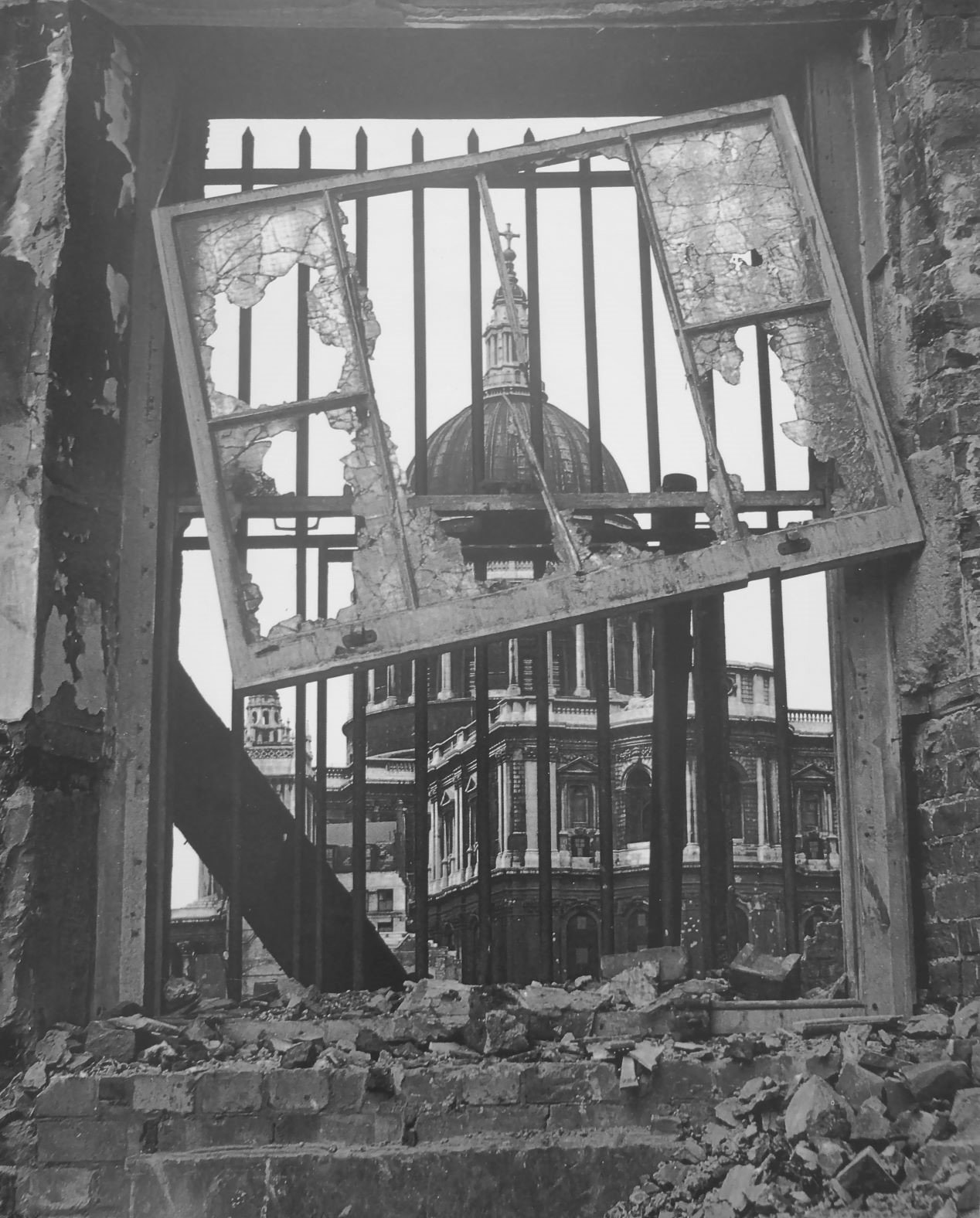 Лондон 1942. Сквозь разрушенный окно.