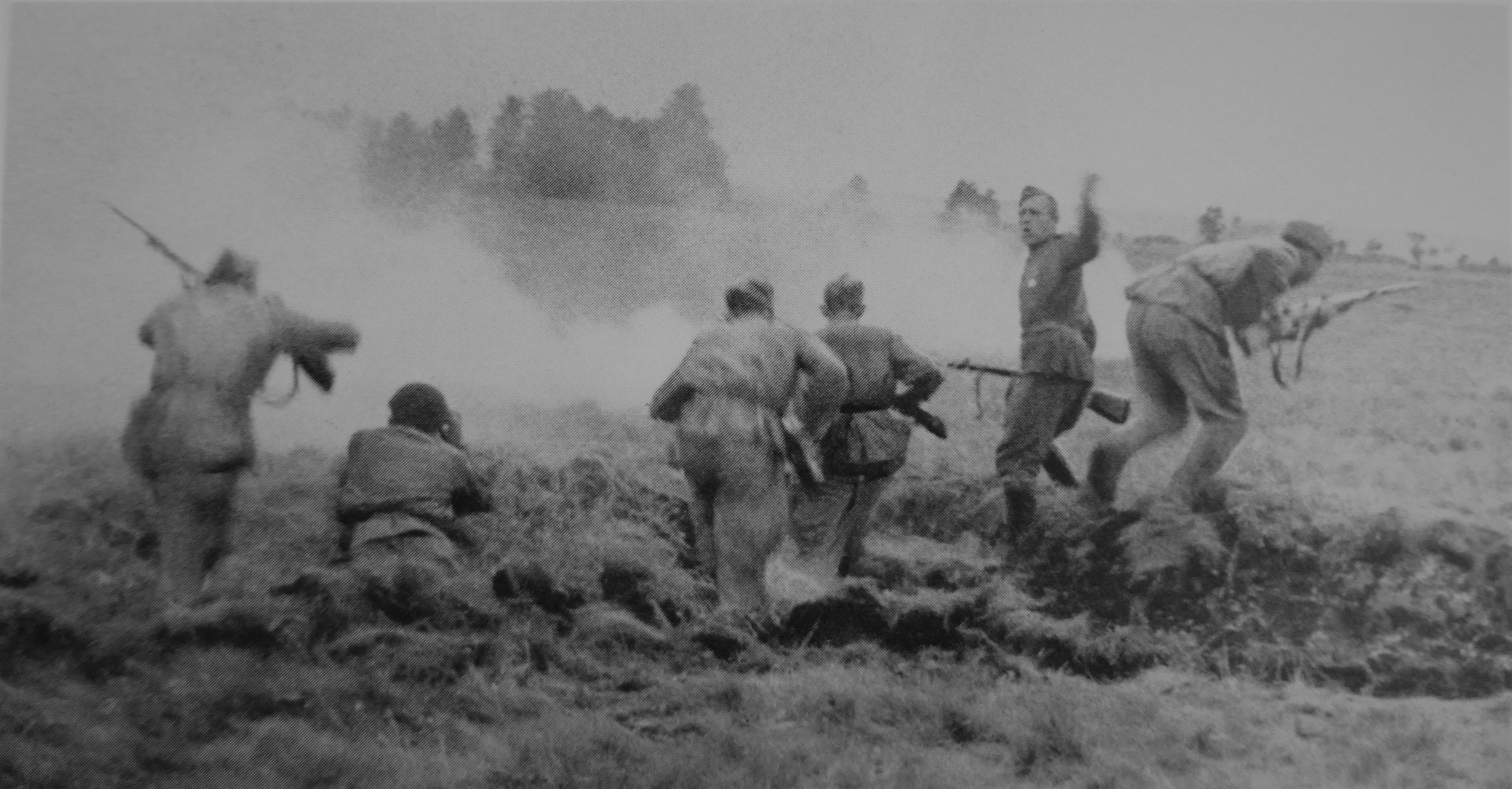 Идти в нападение. Белорусский фронт 1944. Атака советских солдат в Великой Отечественной. Белорусская операция 1944.