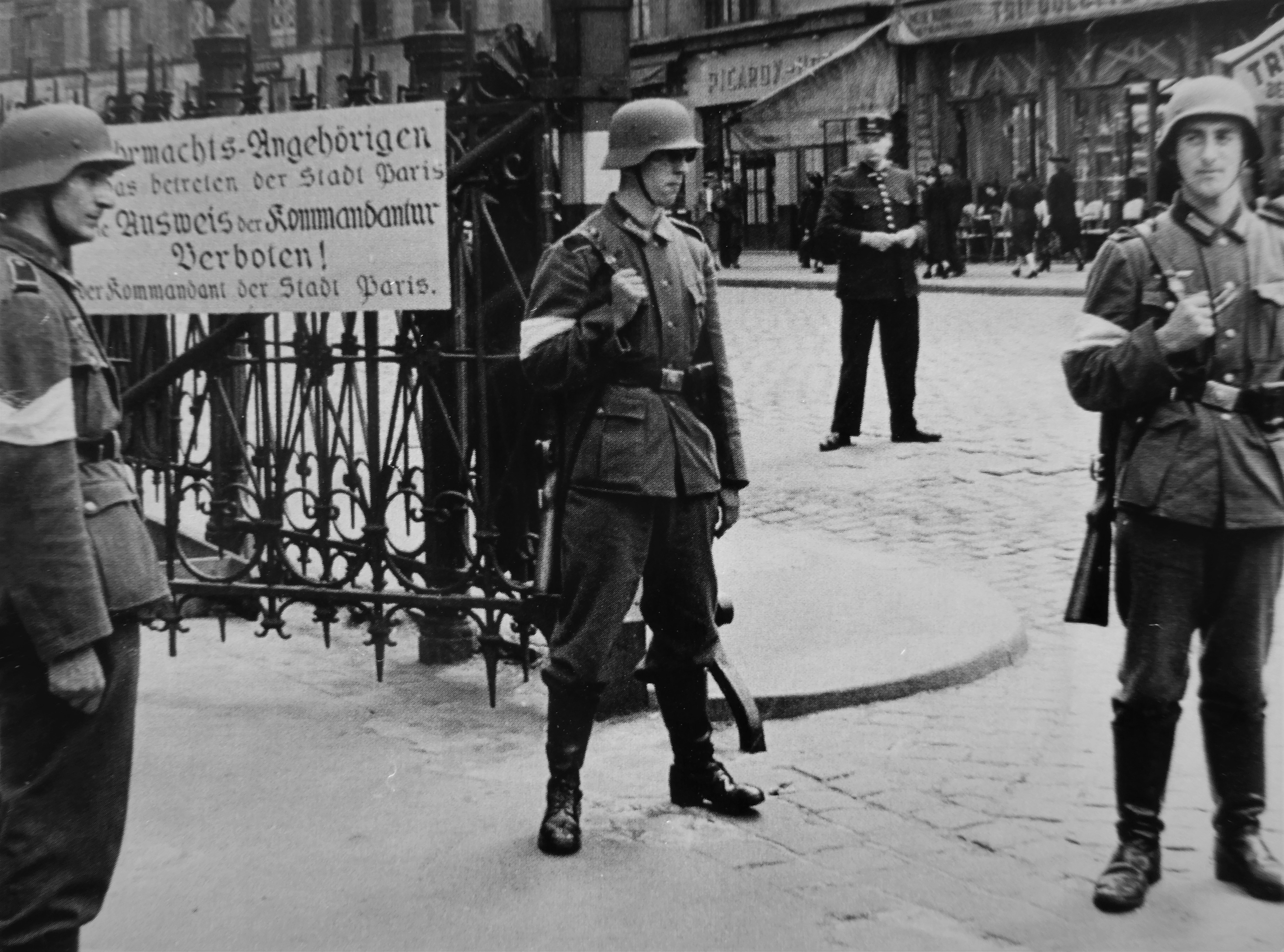 Солдаты вермахта в Париже