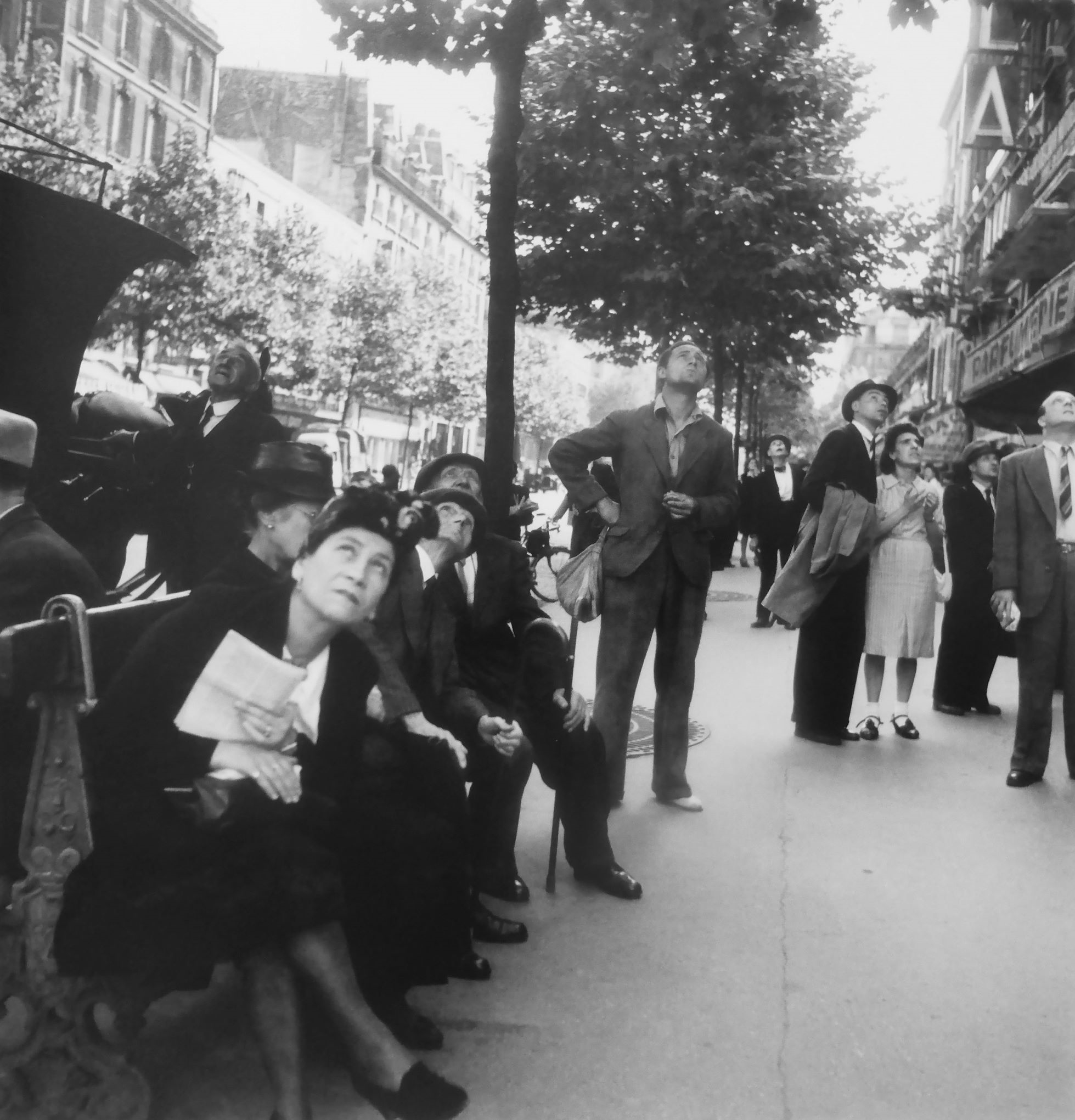 Франция 1944 год. Париж во время оккупации фото. Страсбургский бульвар Париж. Париж Вн время оккупации. Витрина Париж во время оккупации.
