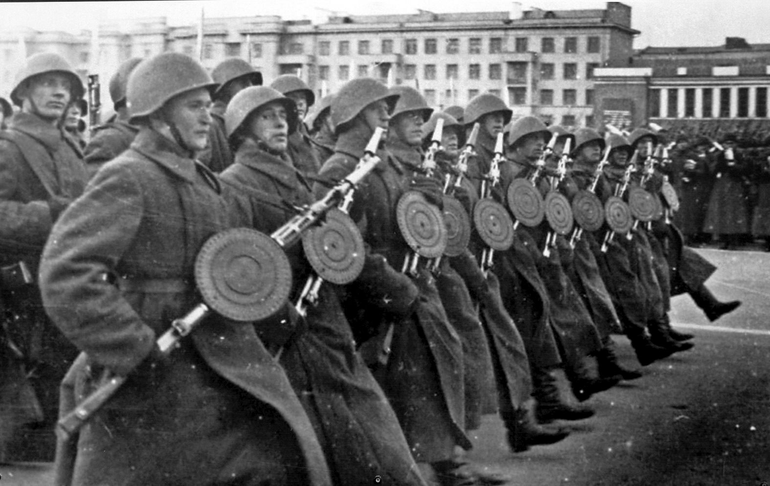 Победа во время фронта. Парад 7 ноября 1941 года в Куйб. Парад в Куйбышеве в 1941. Парад 7 ноября в Куйбышеве. Куйбышев парад 1941 года.