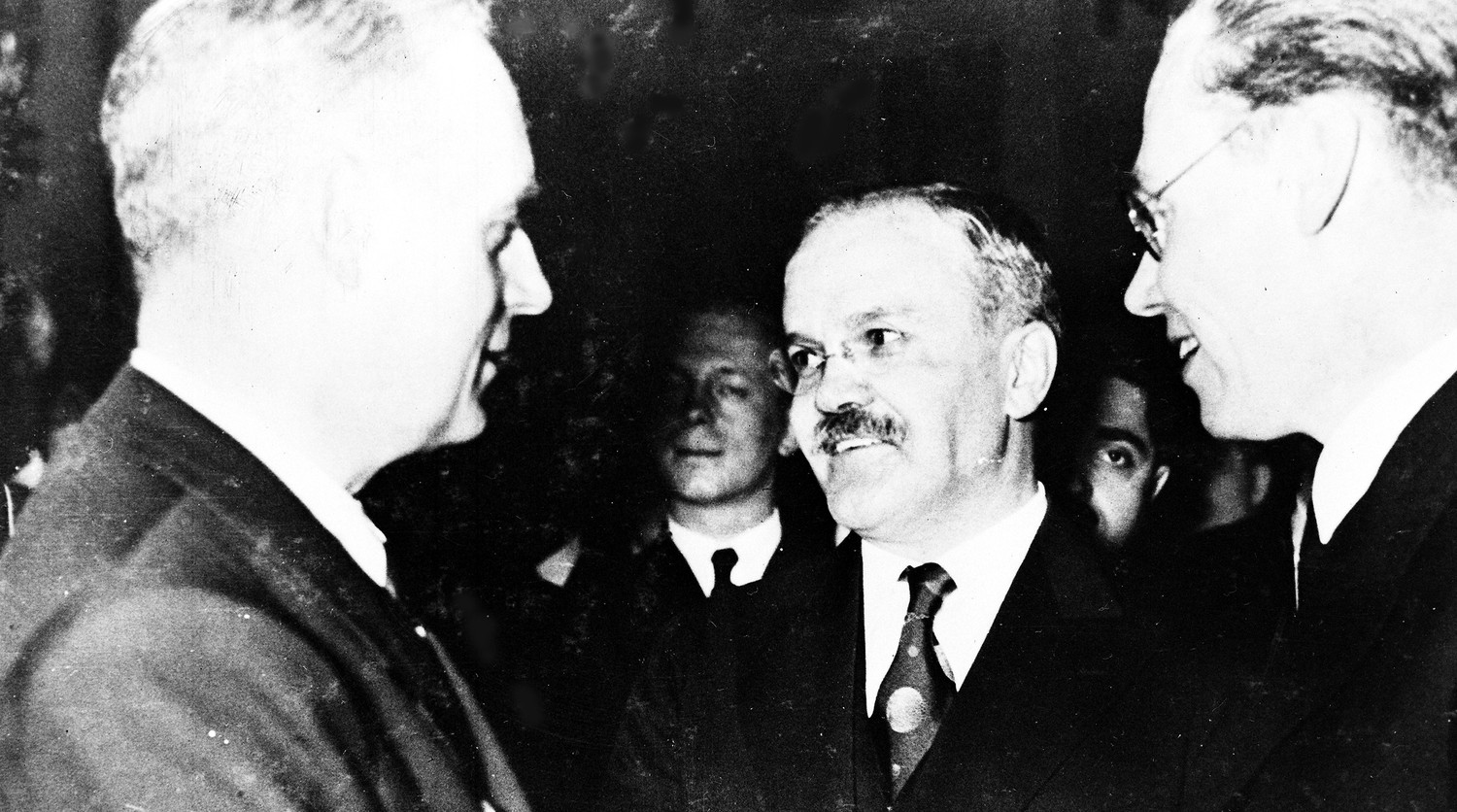 Переговоры в августе 1939. Молотов министр иностранных дел СССР. Пакт Молотов и Риббентроп. Молотов в Берлине 12 ноября 1940.