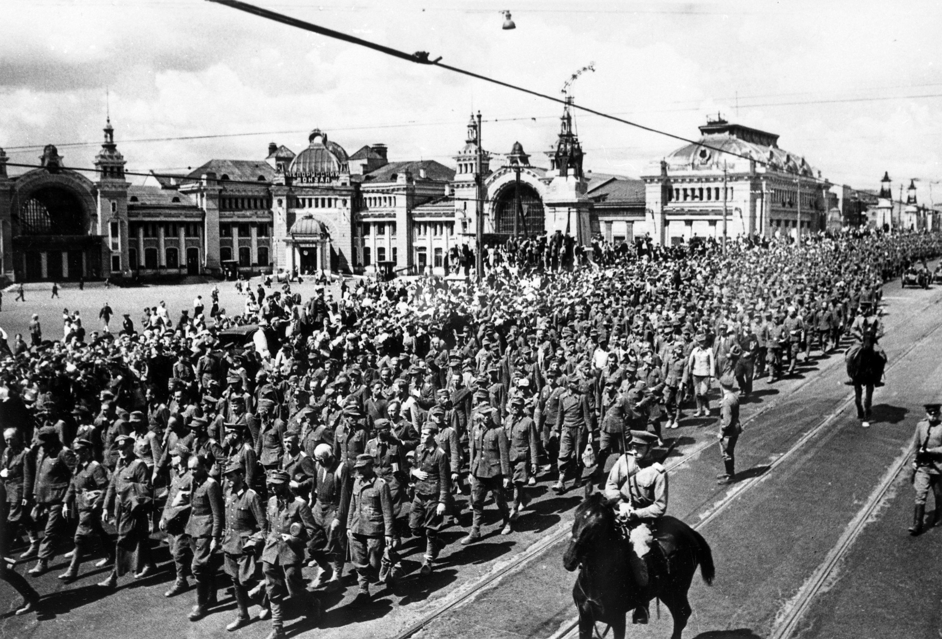 Где проходил первый парад. Парад пленных немцев в Москве 1944. Парад побеждённых марш пленных немцев в Москве 17 июля 1944 года. Парад пленных 1945. Пленные немцы в Москве 1945.