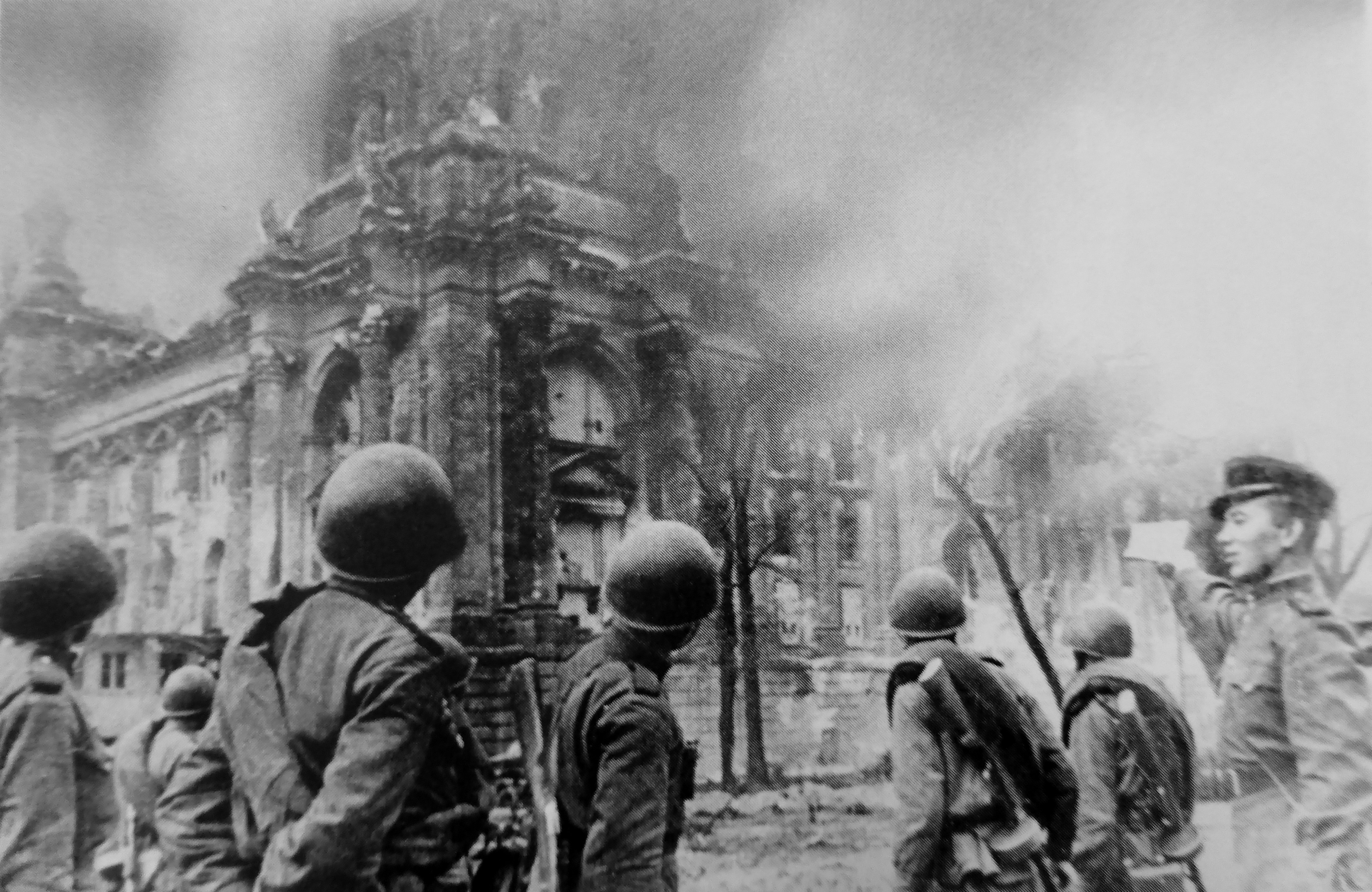 Берлин 5 мая какой год. Битва за Берлин штурм Рейхстага. Рейхстаг в Берлине 1945. Май 1945 взятие Берлина.
