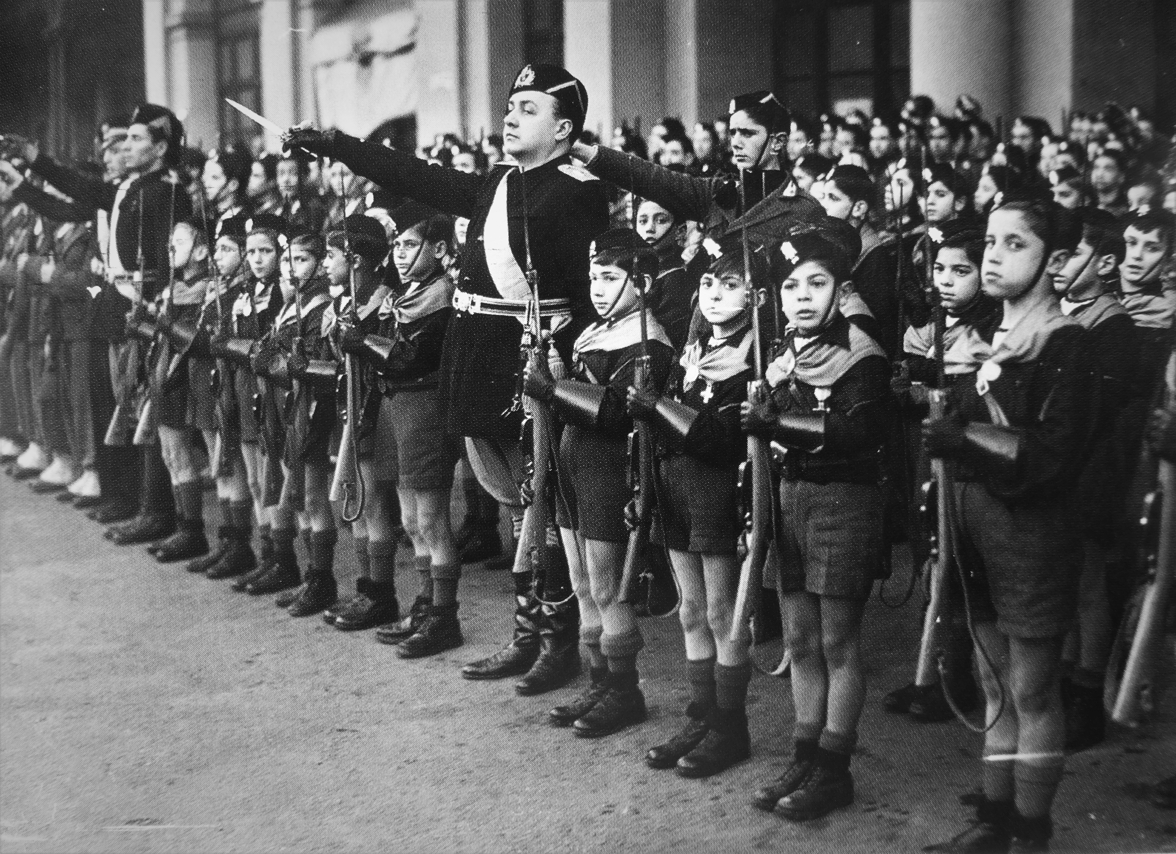 Вторая мировая военные союзы. Балилла Муссолини. Фашисты Италии Балилла. Армия Муссолини. Чернорубашечники Бенито Муссолини.
