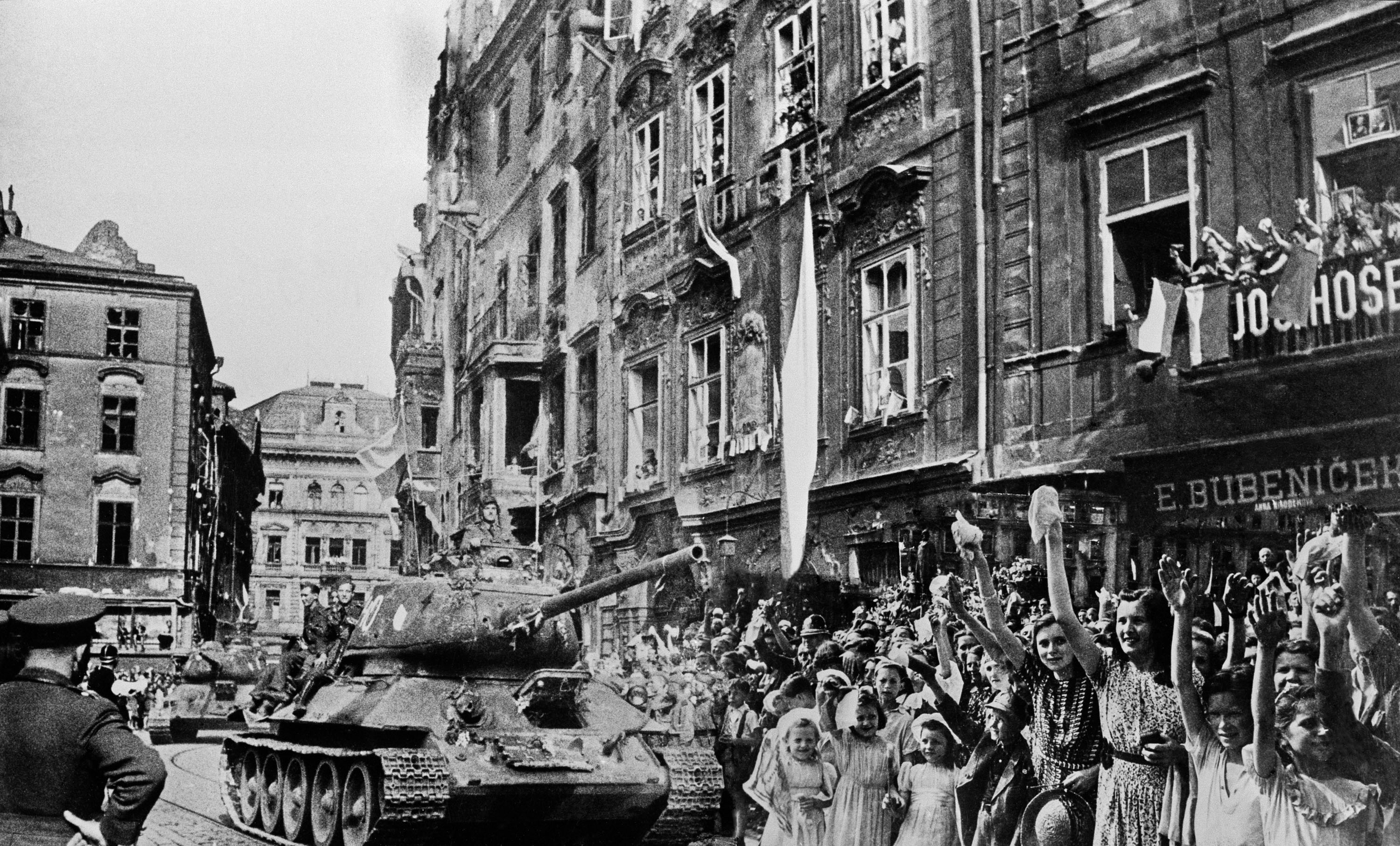 Чехословакия после второй мировой. 6 Мая 1945 года Пражская операция. Пражская операция 1945 освобождение Чехословакии. Взятие Праги советскими войсками 1945. Советские войска в Праге 1945 год.