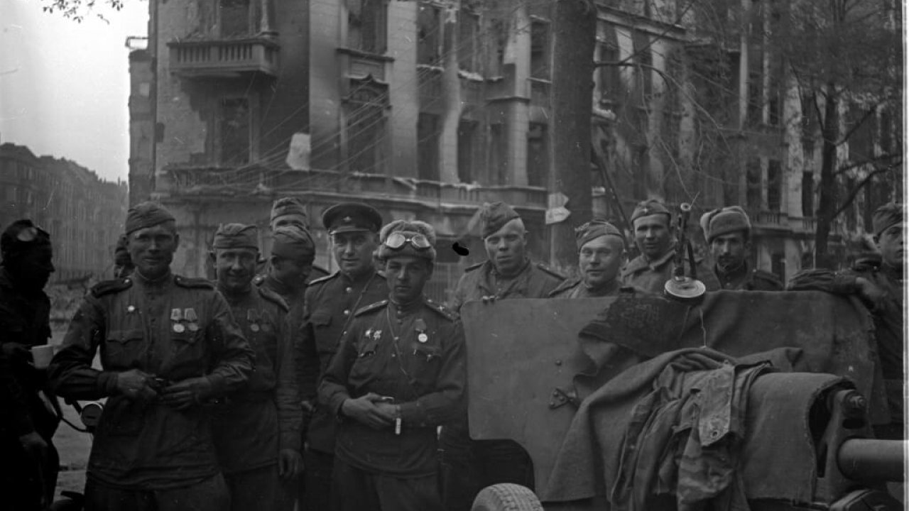Берлин 5 мая военно фронтов. Штурм Берлина 24 апреля 1945. 1945 Апрель штурм Берлина красной армии.