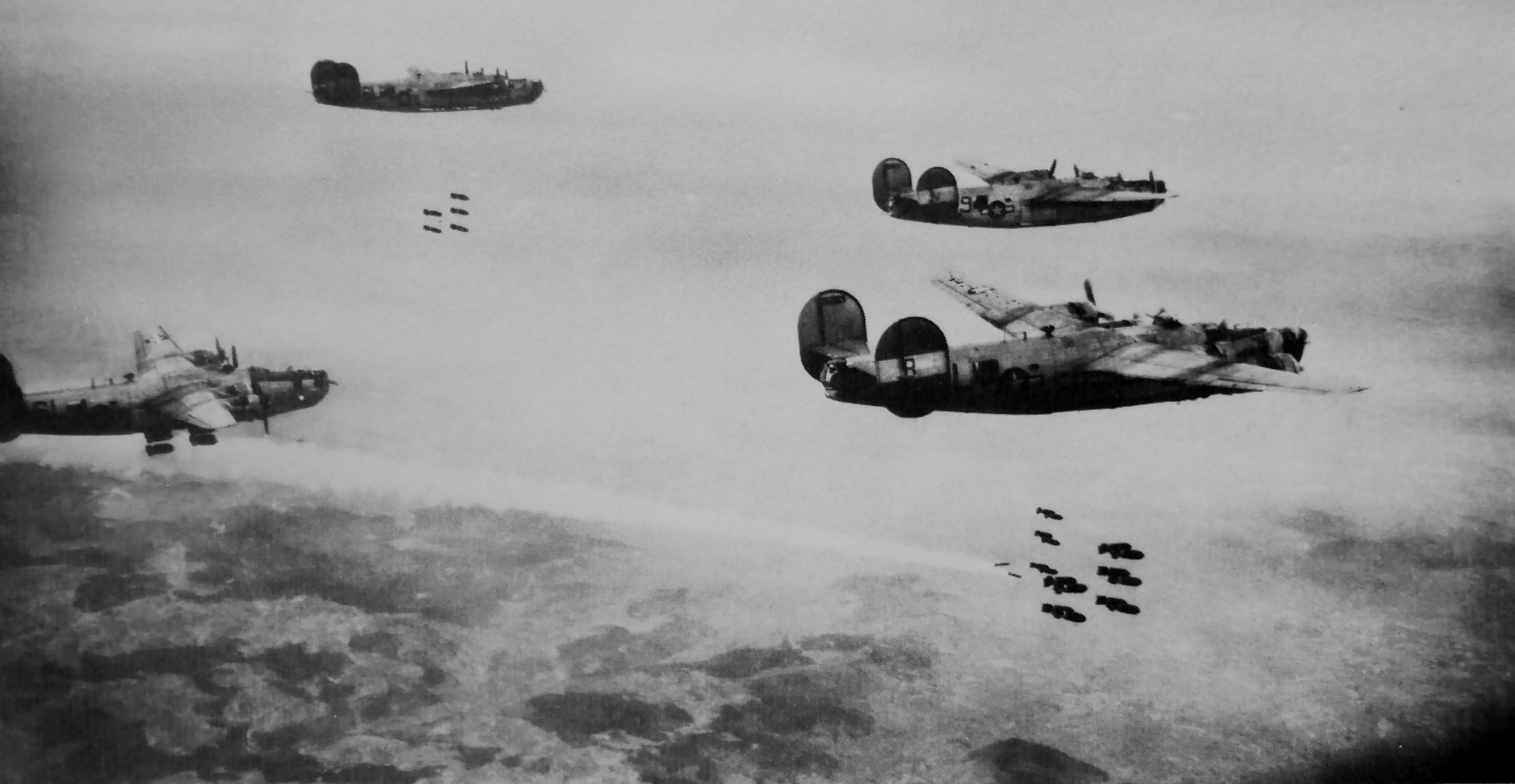 Удар 22 июня. Либерейтор б-24 бомбы. Бомбардировка Британии 1940. Войны 1941-1945 самолеты бомбят.