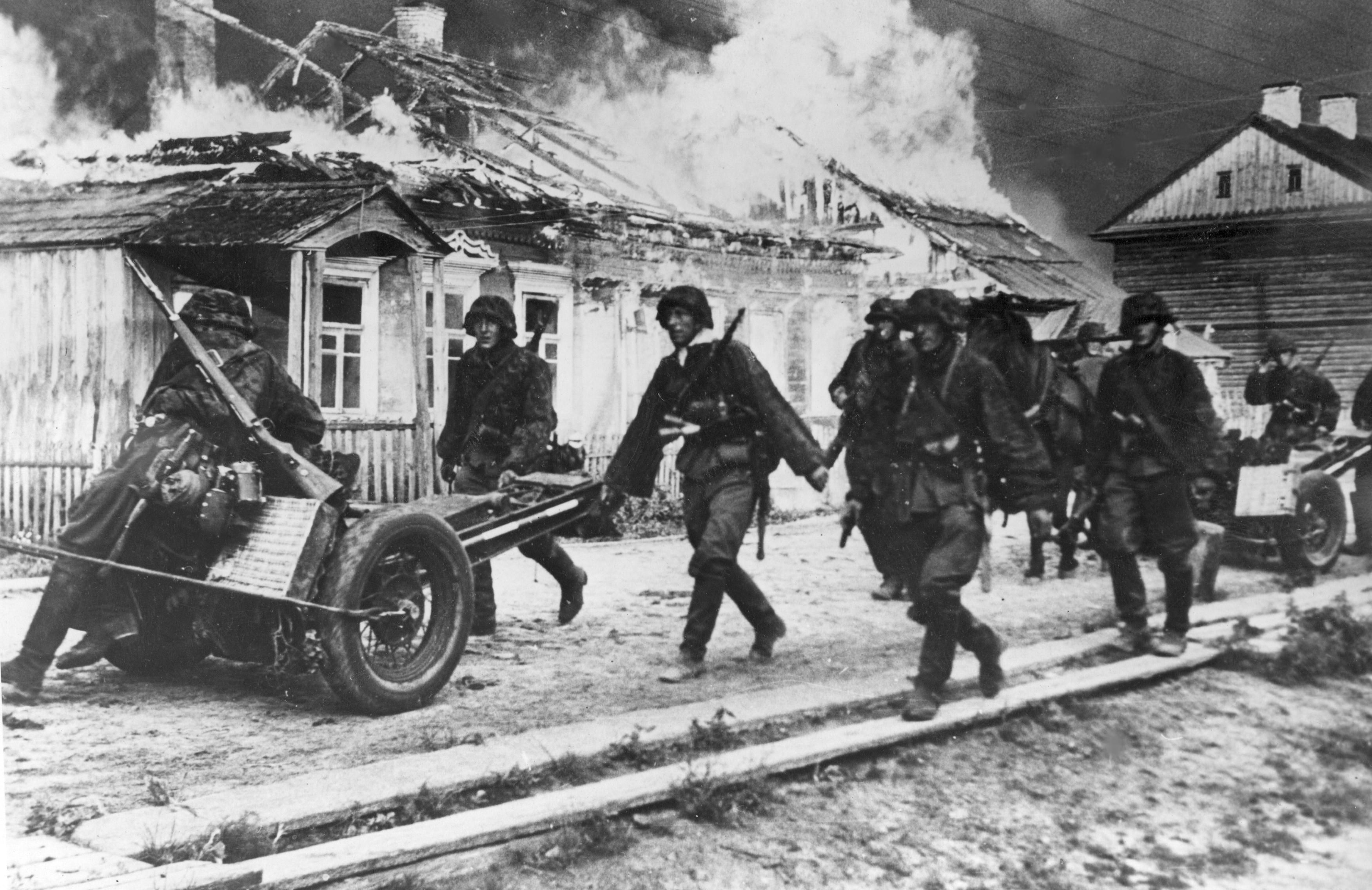 Сс восток. Немецкие войска 1941 в деревне. Ваффен СС 1941.