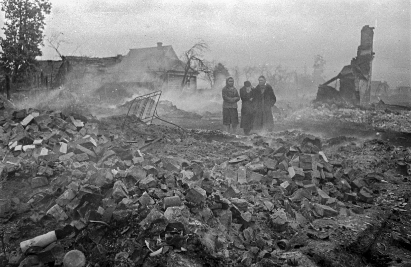 Разрушенный поселок. Сожженные города деревни в годы войны 1941-1945.