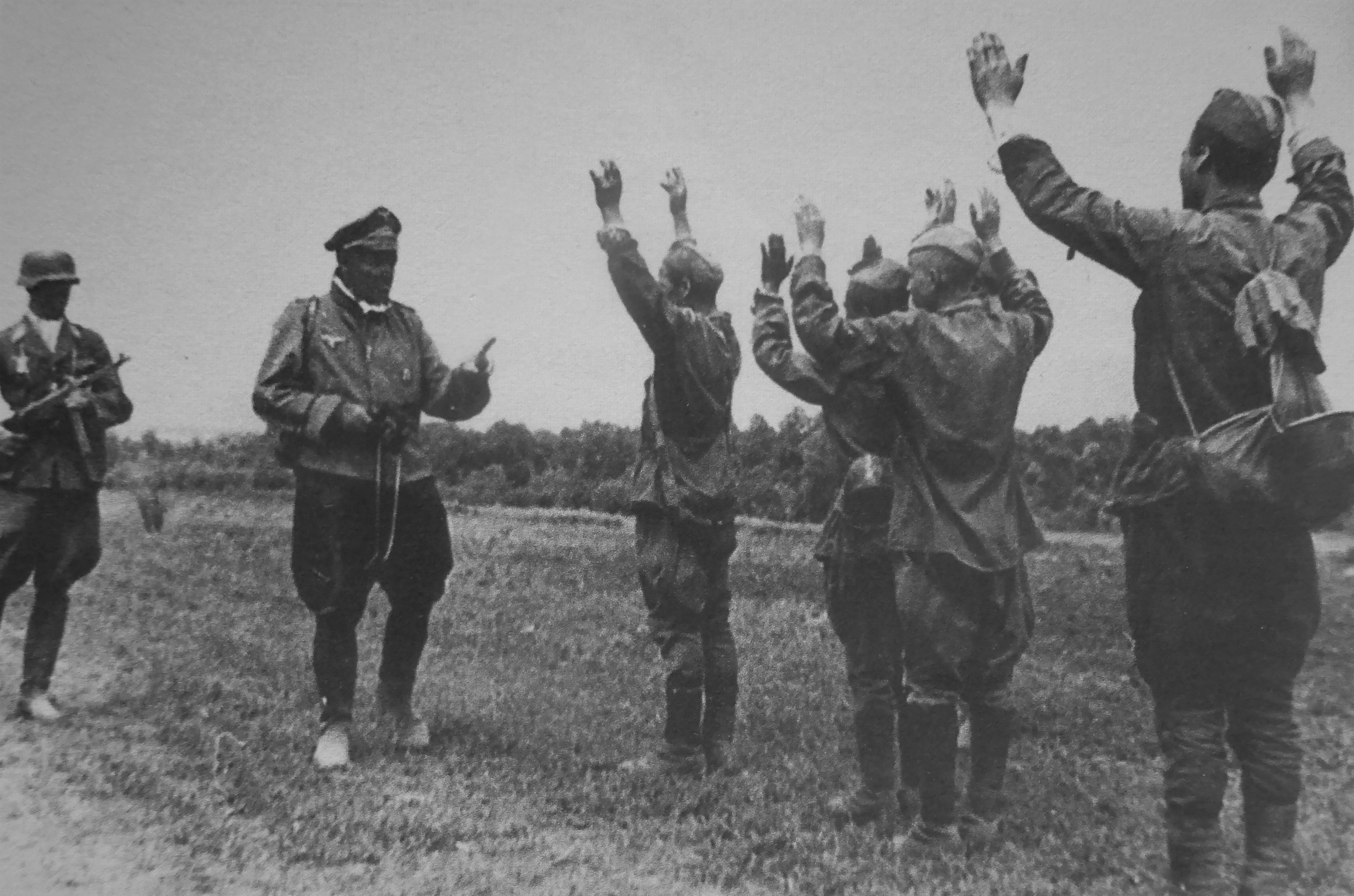 Народ советский победил сдают оружие фрицы. Русские солдаты сдаются в плен в 1941. Немецкие солдаты сдаются в плен 1941. Советские пленные ВОВ 1941. Солдаты красной армии в немецком плену.