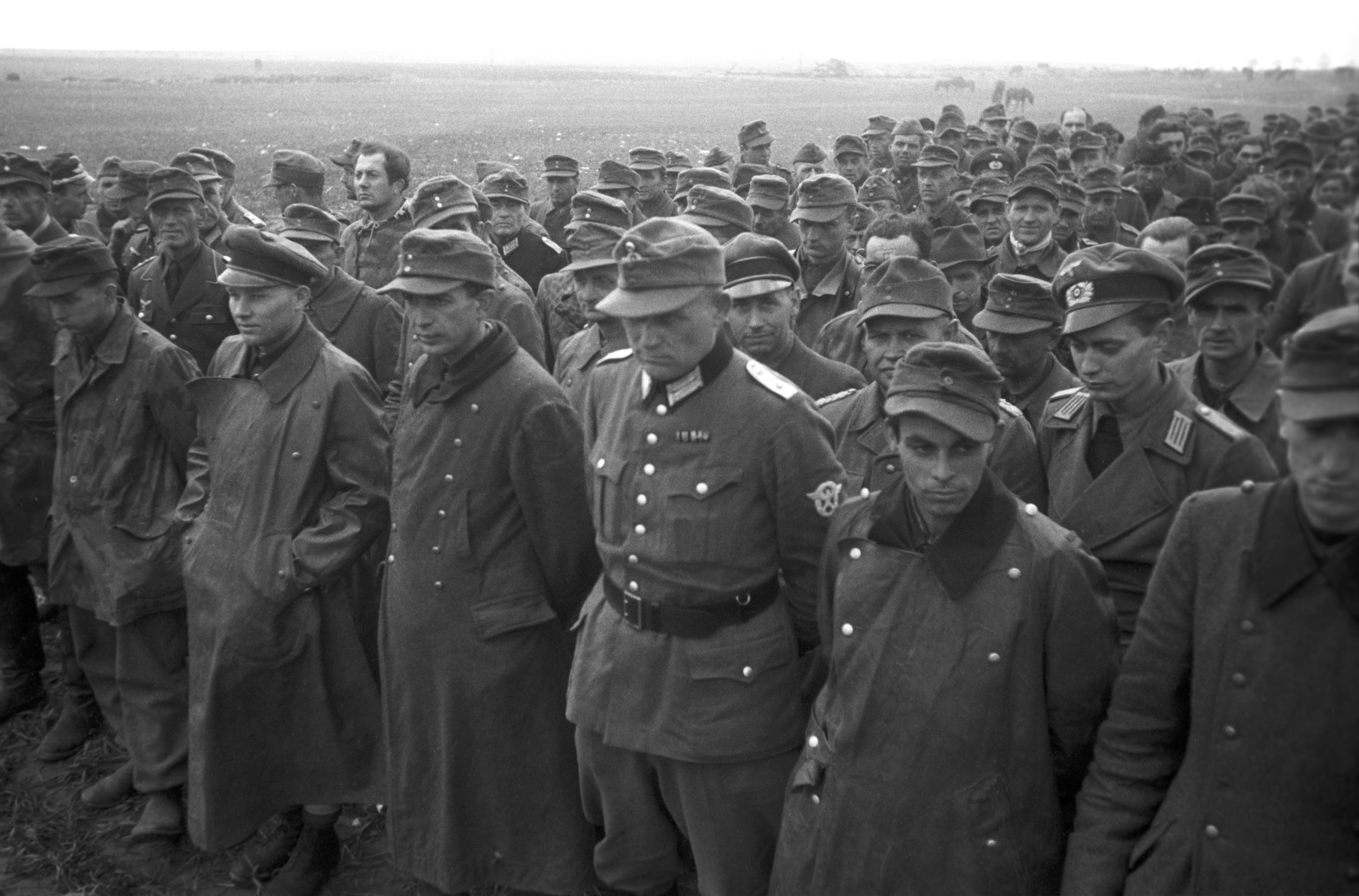 Россия германия великая отечественная. Германия 1945 год пленные немецкие солдаты. Группа пленных немцев 1945. Немецкие военнопленные 1945.