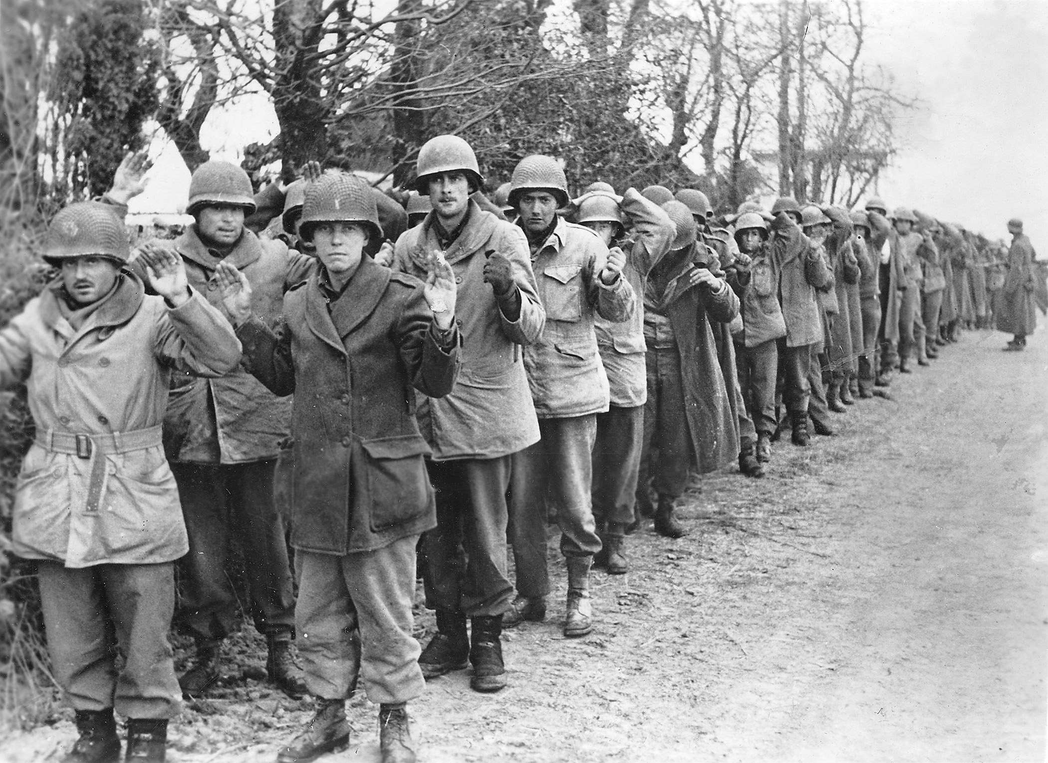 Какой берут на войну. Американские пленные Арденны 1944. Пленные американцы в Арденнах. Пленные британские солдаты 1941.