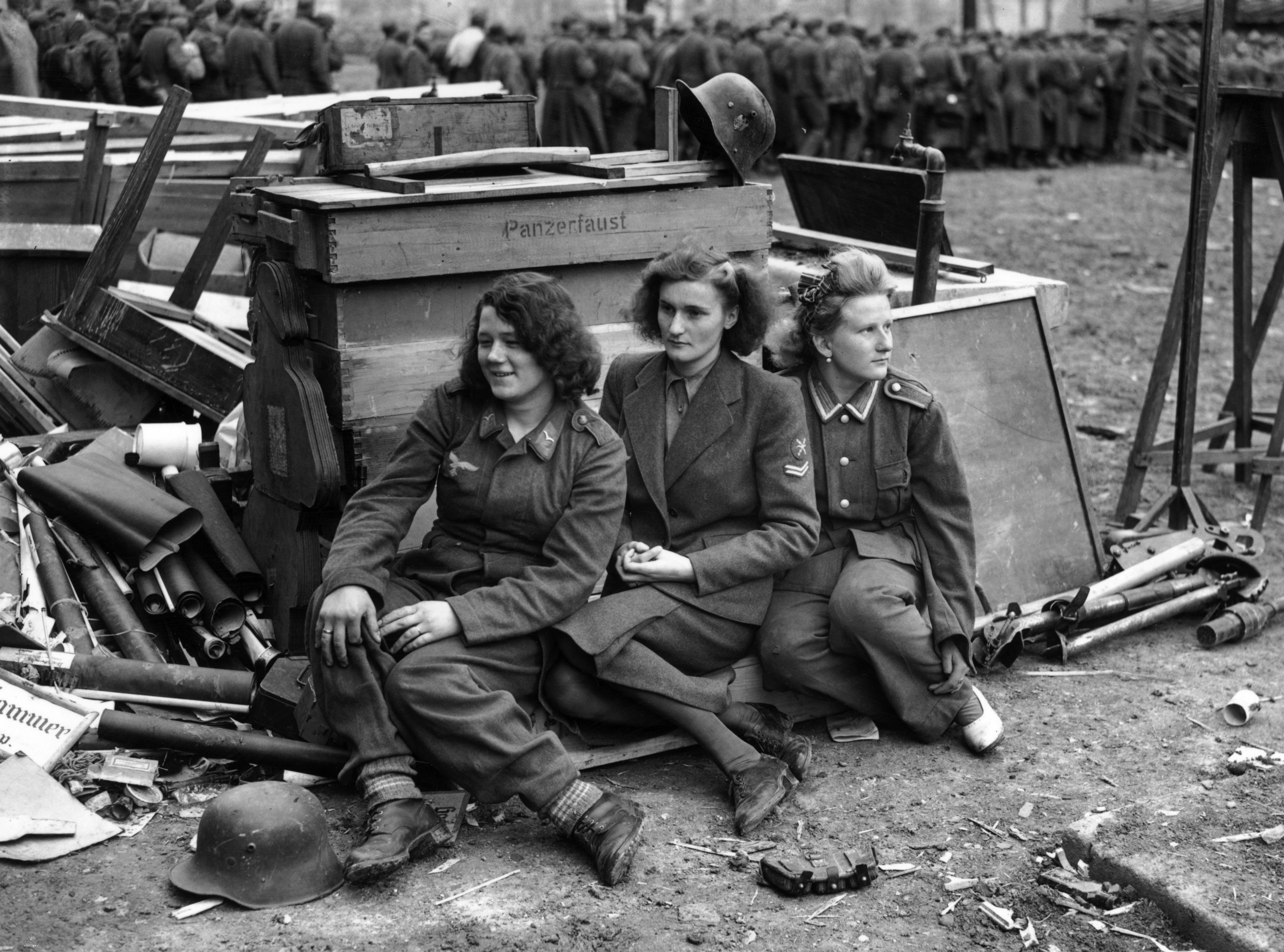Служба после войны. Немецкие военнопленные в Германии 1945. Немки в Германии в 1945 и советские солдаты. Пленные женщины на войне 1941-1945. Германия 1945 год пленные немецкие солдаты.