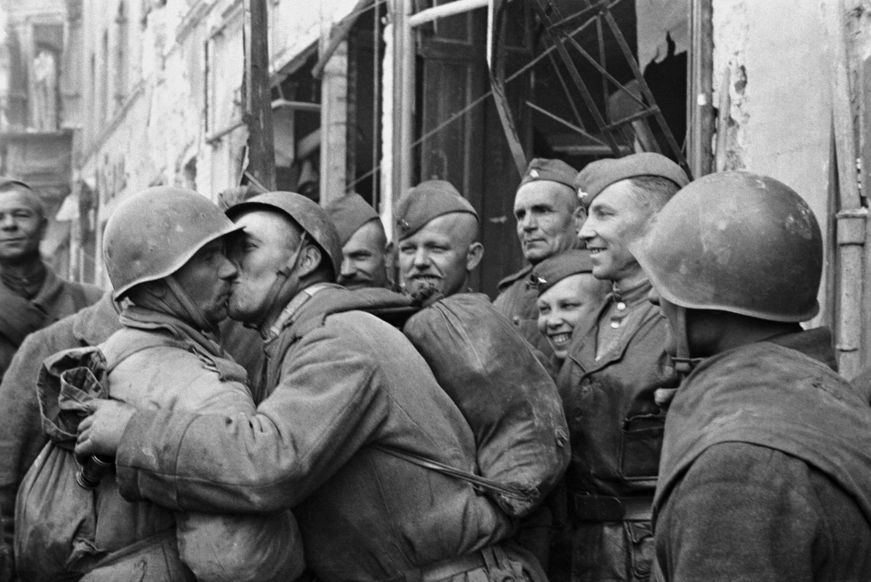 Берлин 5 мая какой год. РККА В Берлине 1945. Солдаты красной армии 1945 Берлин. Советские солдаты в Берлине 1945.