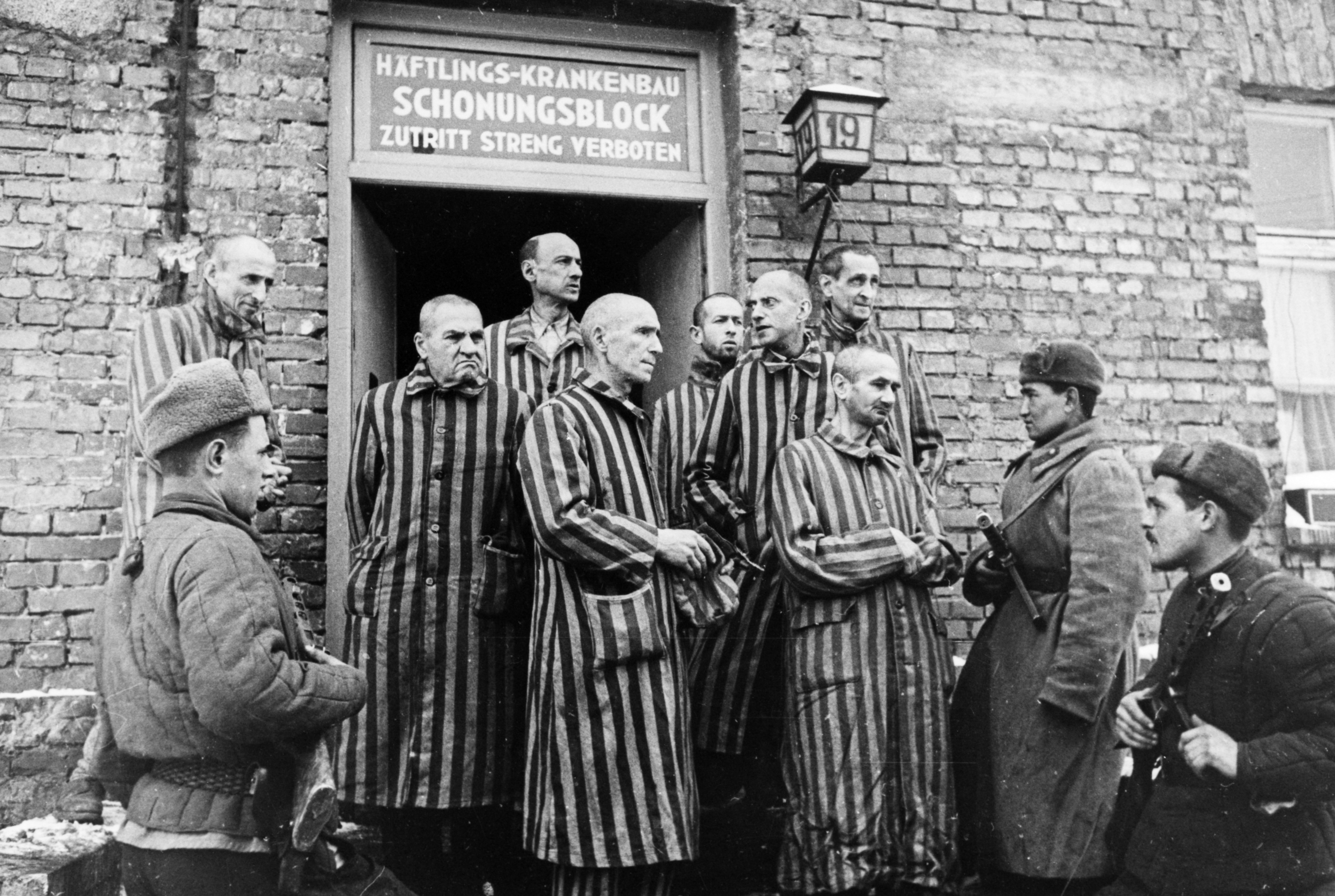 Освобождение лагеря смерти. Лагерь Аушвиц-Биркенау в Освенциме. Освобожденные узники Освенцима. Освобождение узников Освенцима 1945. Освобождение лагеря Аушвиц.