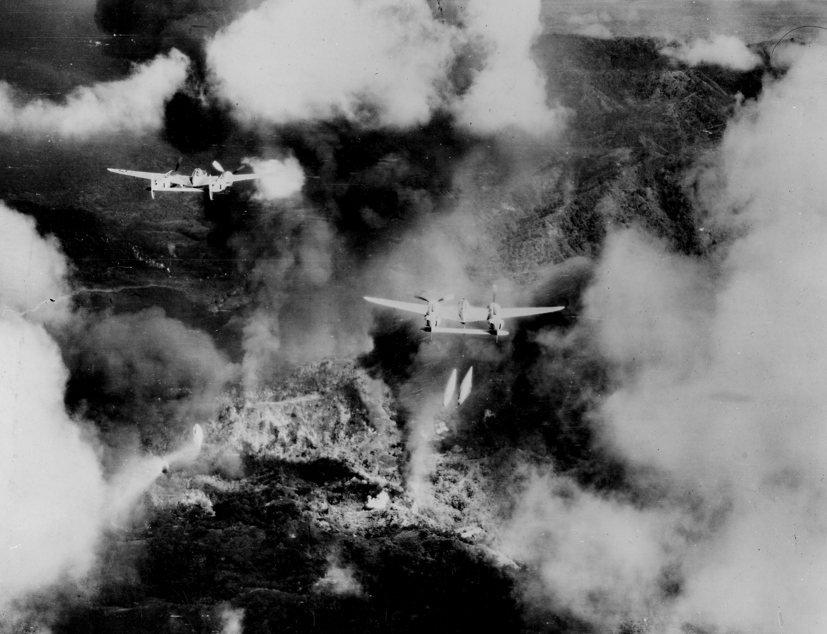 Самолет скидывает бомбы. Напалмовые бомбардировки Вьетнама. Бомбардировка 1941.