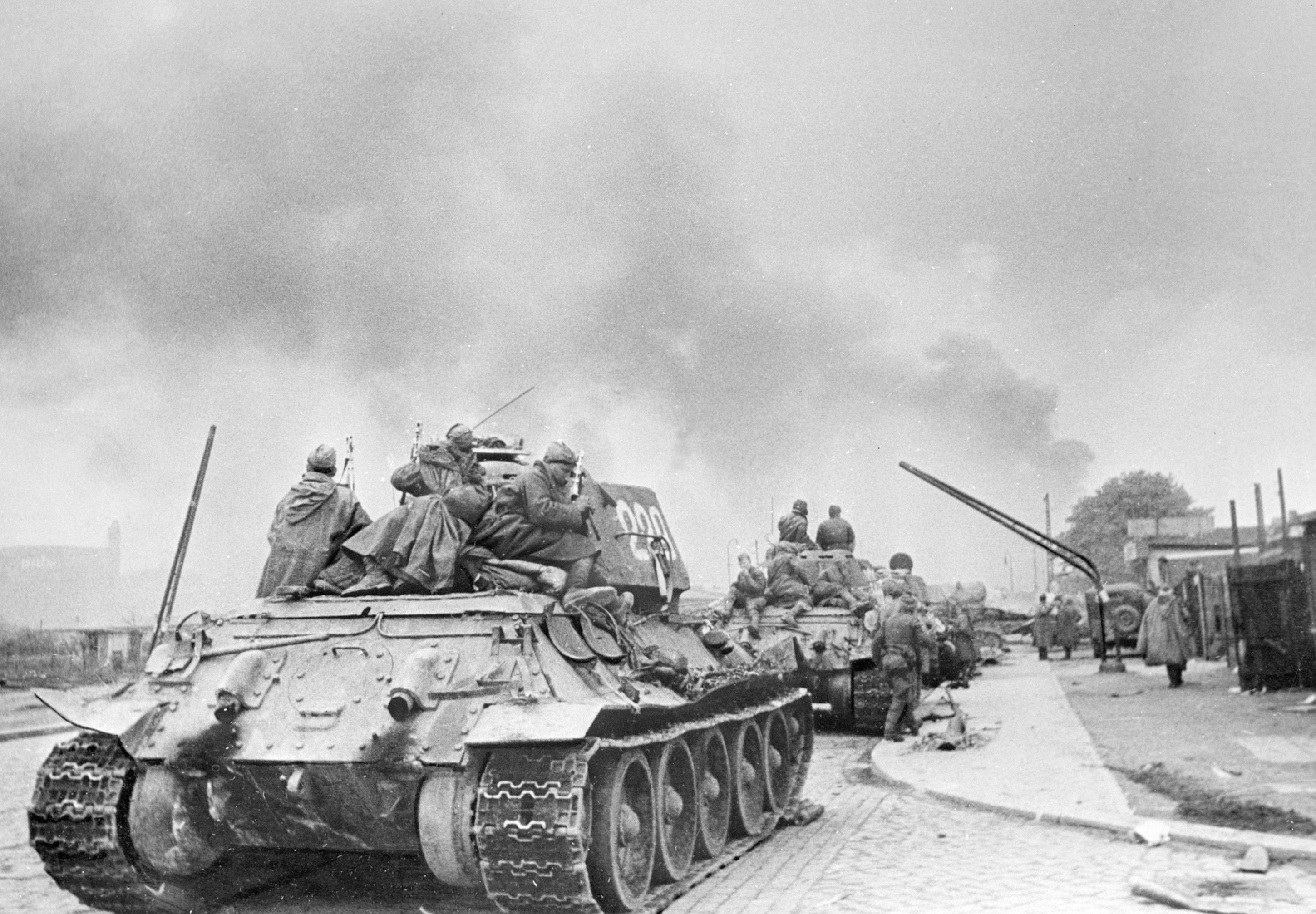 Т военная операция. Т-34 В Берлине в 1945. Т-34-85 Багратион. Т 34 85 Берлинская операция.