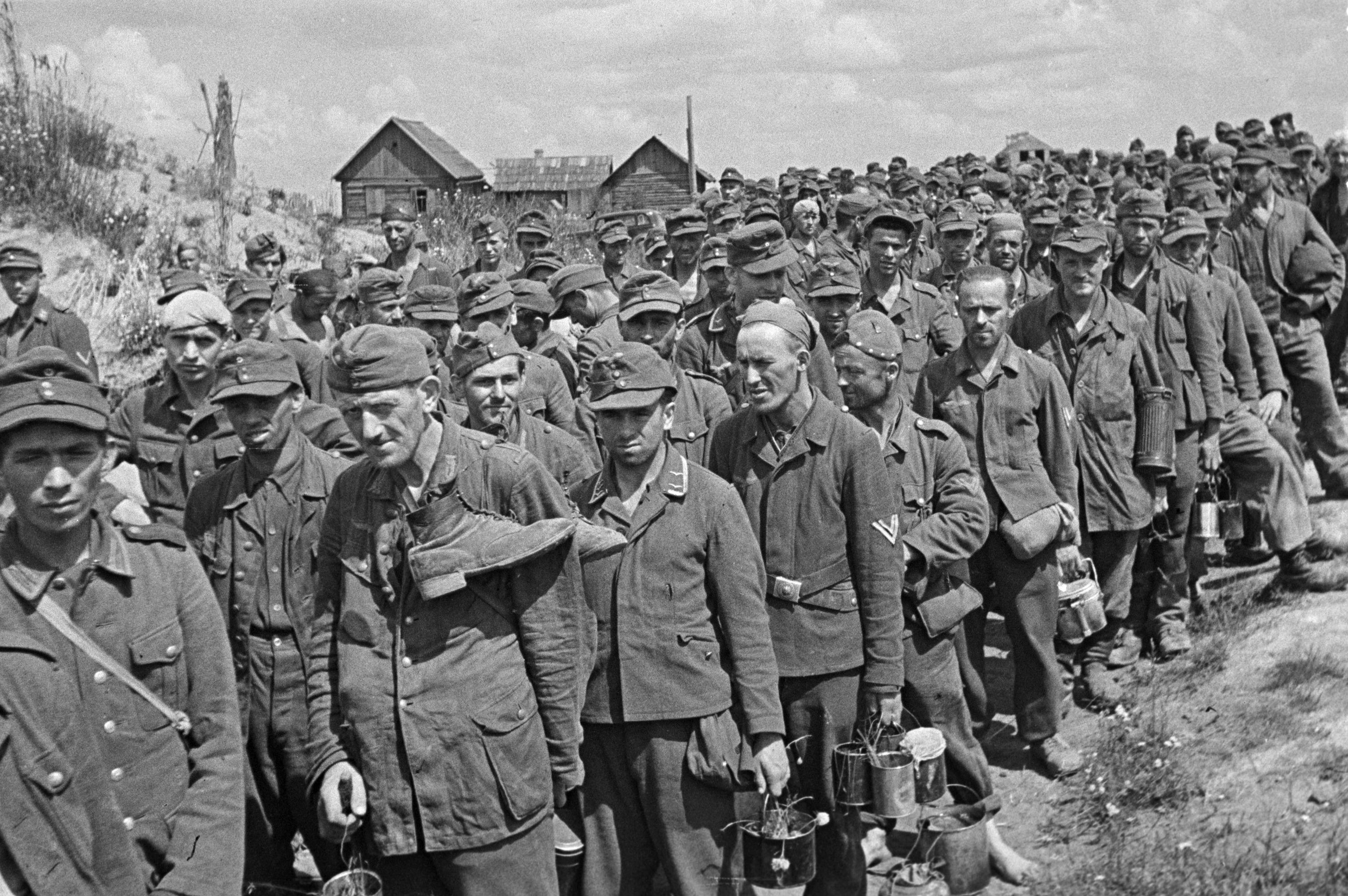 Советские лагеря в войну. Германия 1945 год пленные немецкие солдаты. Пленные немецкие солдаты 1944. Пауль Карель немецкие военнопленные. Советские военнопленные 1944.