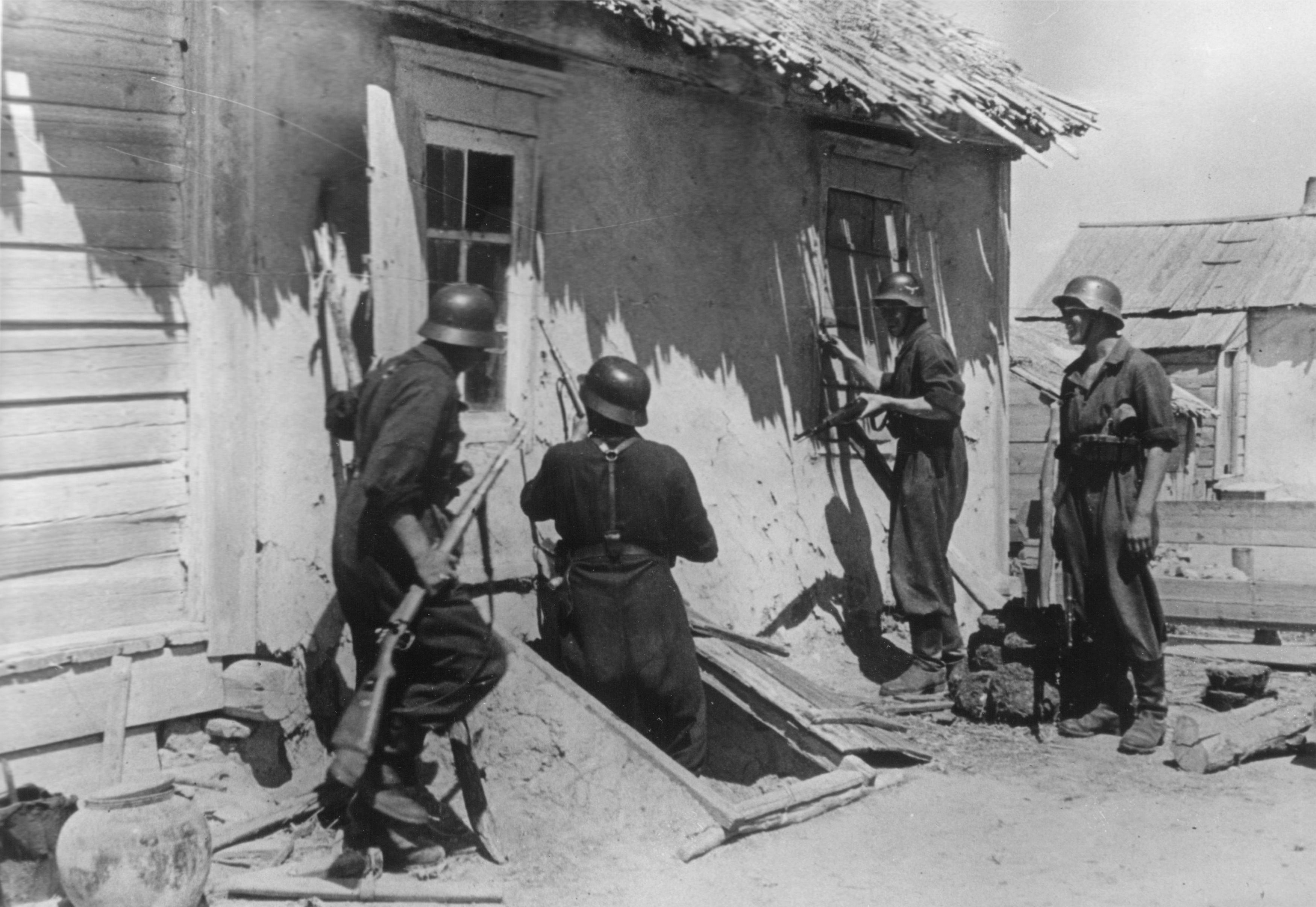 Немецко фашистскими оккупантами. Немецкие солдаты в деревне. Немцы в оккупированной деревне.