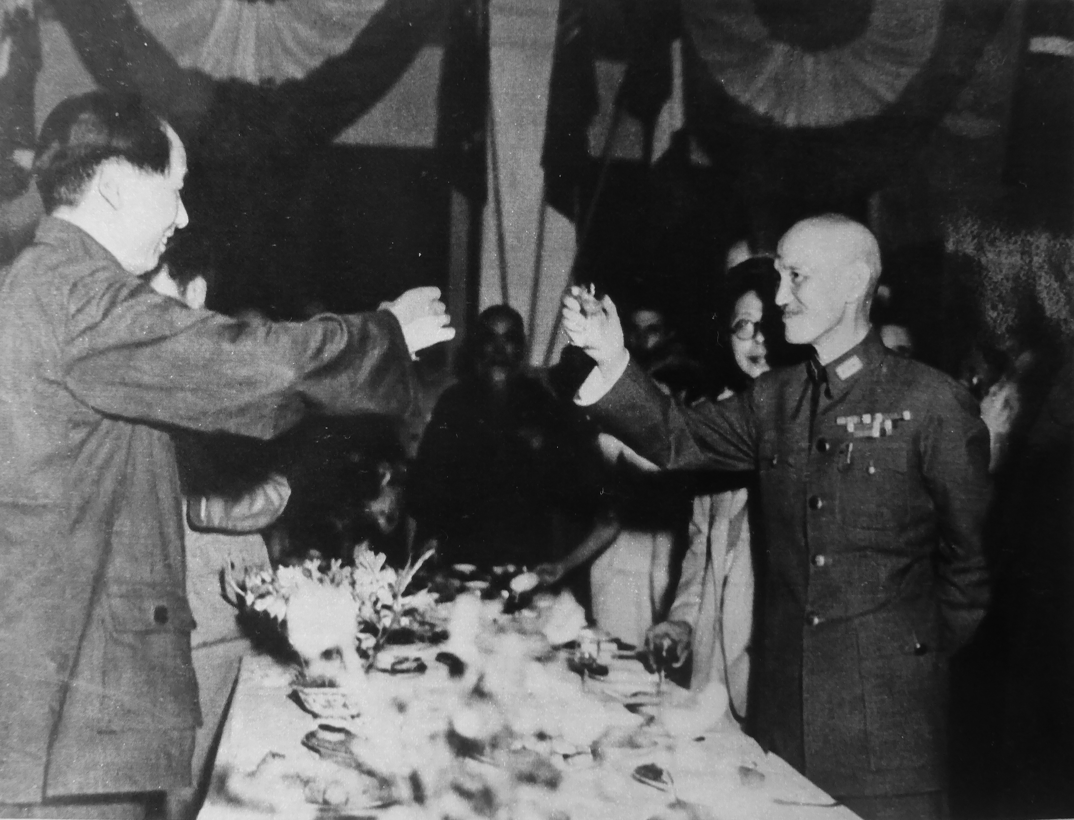 Мао Цзэдун и Чан Кайши на банкете во время переговоров в Чунцине — военное фото