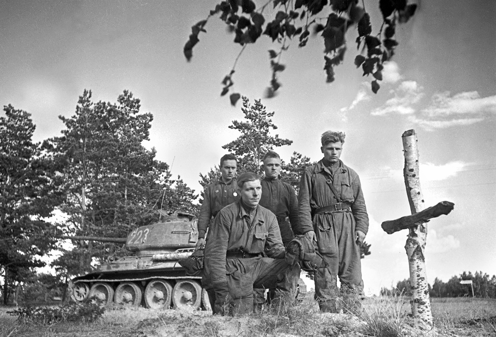 Экипаж танка т-34 -85 у могилы танкистов