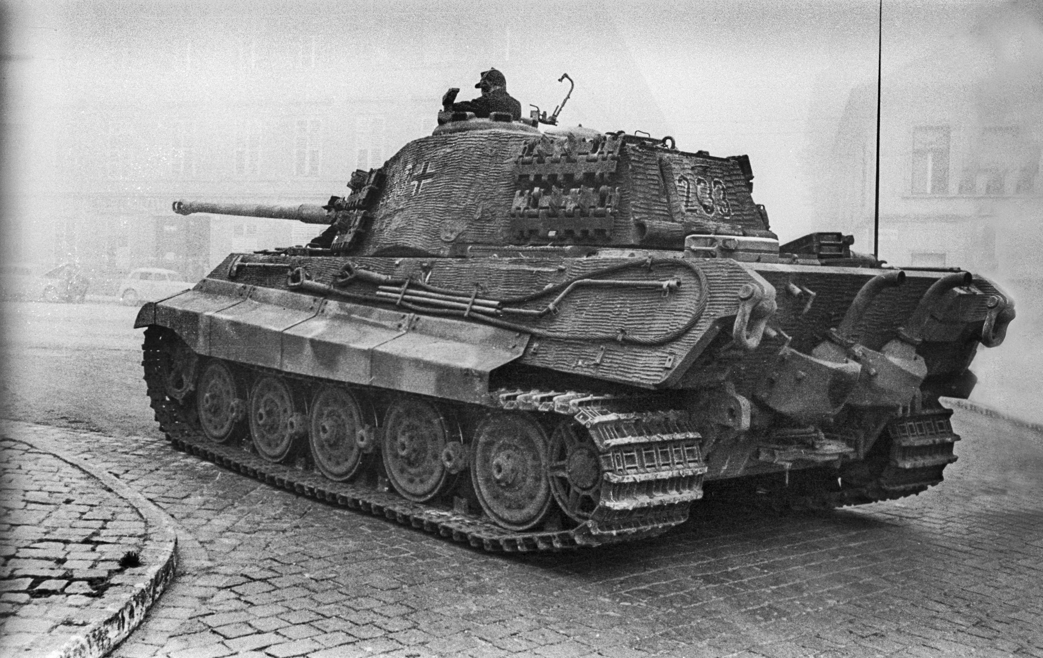Немецкий танк Pz.Kpfw. VI Ausf. B «Тигр II» 503-го танкового батальона в  Будапеште [2] — военное фото