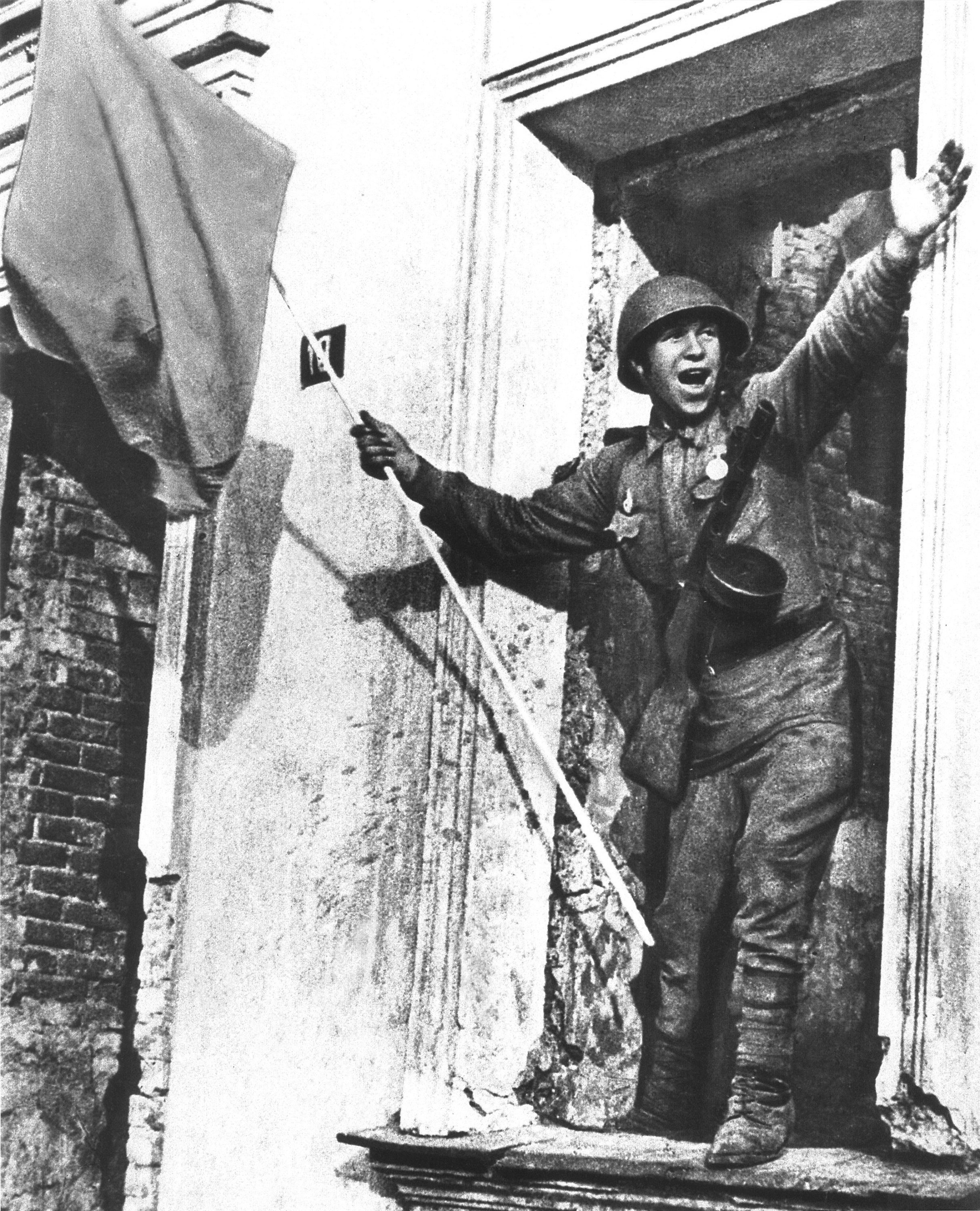 Освобождение орла от фашистов. Освобождение города Орел август 1943. Освобождение города орла 5 августа 1943 года. Освобождение Белгорода 1943. Знамя в Орле освобождение 5 августа 1943 года.