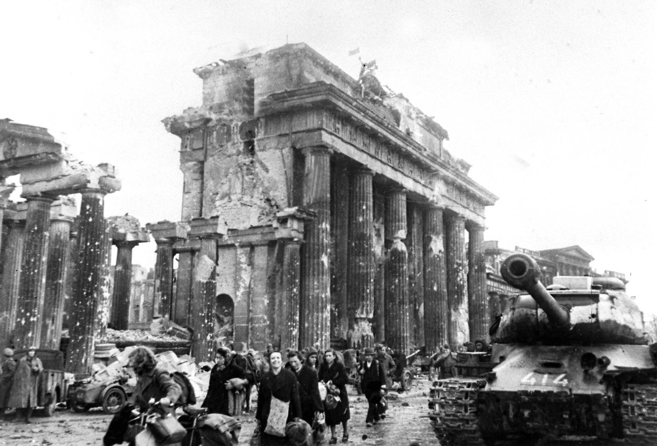 Берлин 5 мая военно фронтов. Берлин, май 1945. Берлин 1945 год Бранденбургские ворота. Берлин взятие Рейхстага май 1945.