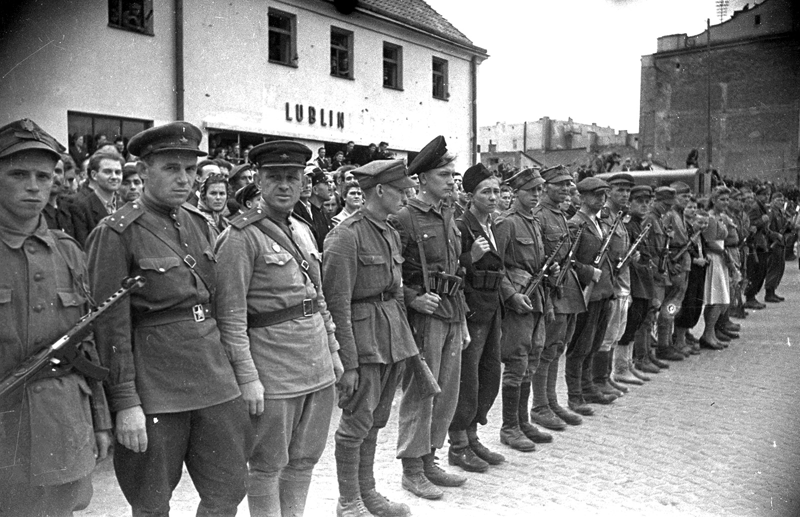 Создан в 1944 году. 1944 Год армия Людова Польша. Армия Крайова и армия Людова. Польская армия Людова. Гвардия Людова.