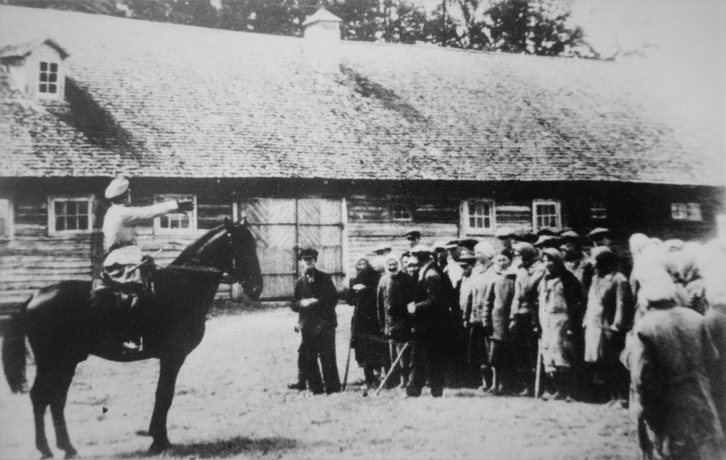 Мирные жители в оккупированной немцами деревне. Военный архив