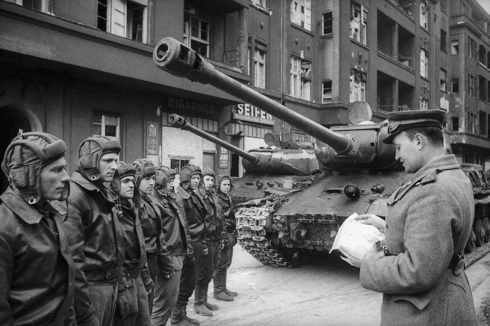 Танк войны ис. ИС-2 В Берлине. ИС-2 В Берлине 1945. Танк ИС 2 В Берлине. Ис2 1945.