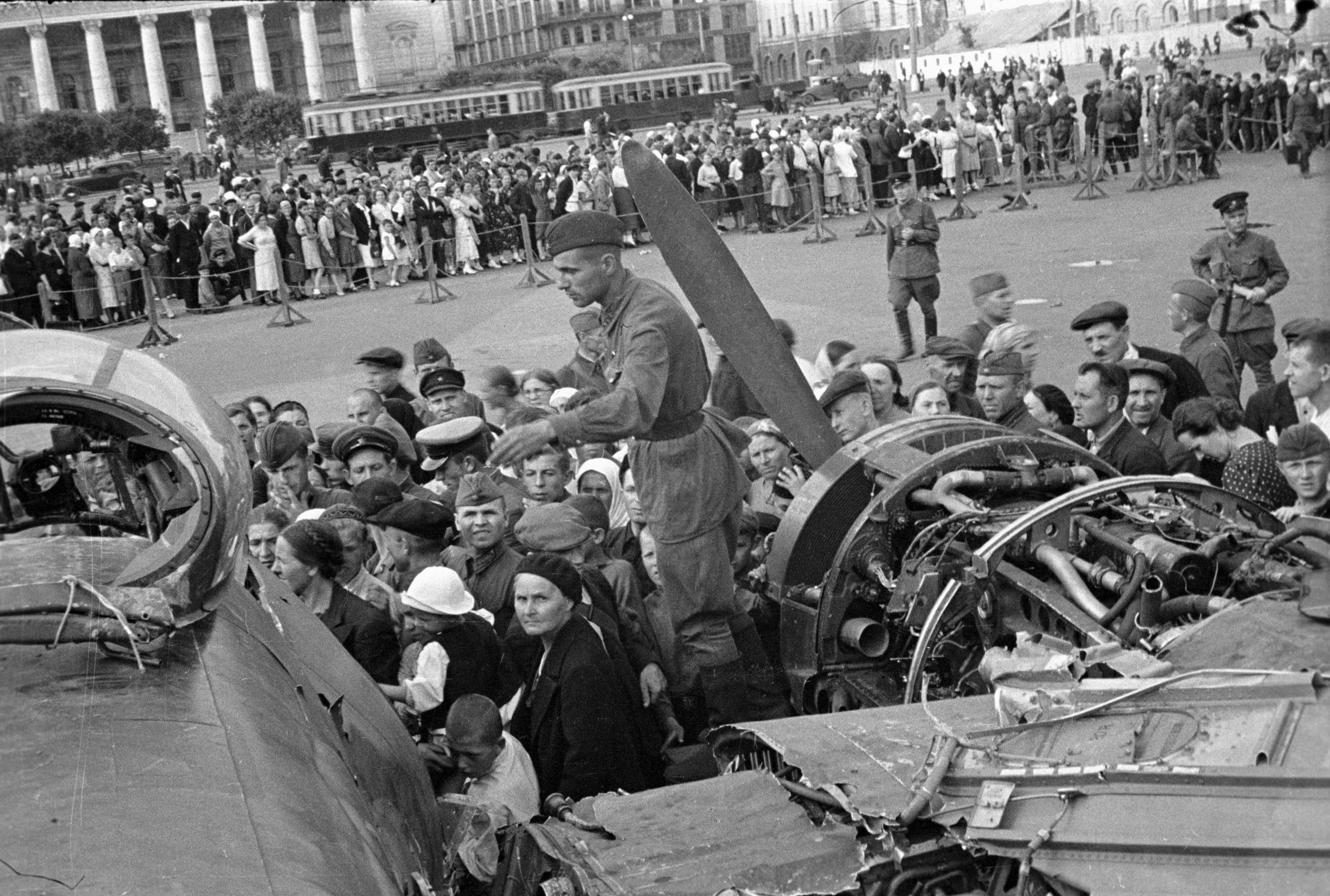 Первые дни великой. Сбитый немецкий самолет в Москве 1941. Бомбардировщик Юнкерс на площади Свердлова 1941. Юнкерс ю 88 на площади Москвы. Июль 1941 Москва.