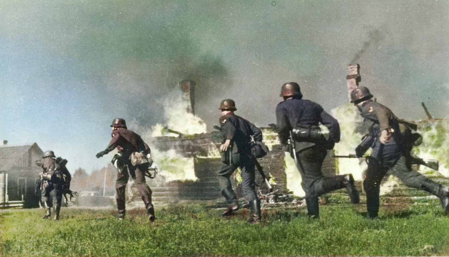 Нападение солдата. Солдаты атакуют. Солдаты нападают фото. Финские солдаты штурмуют Бастионы.