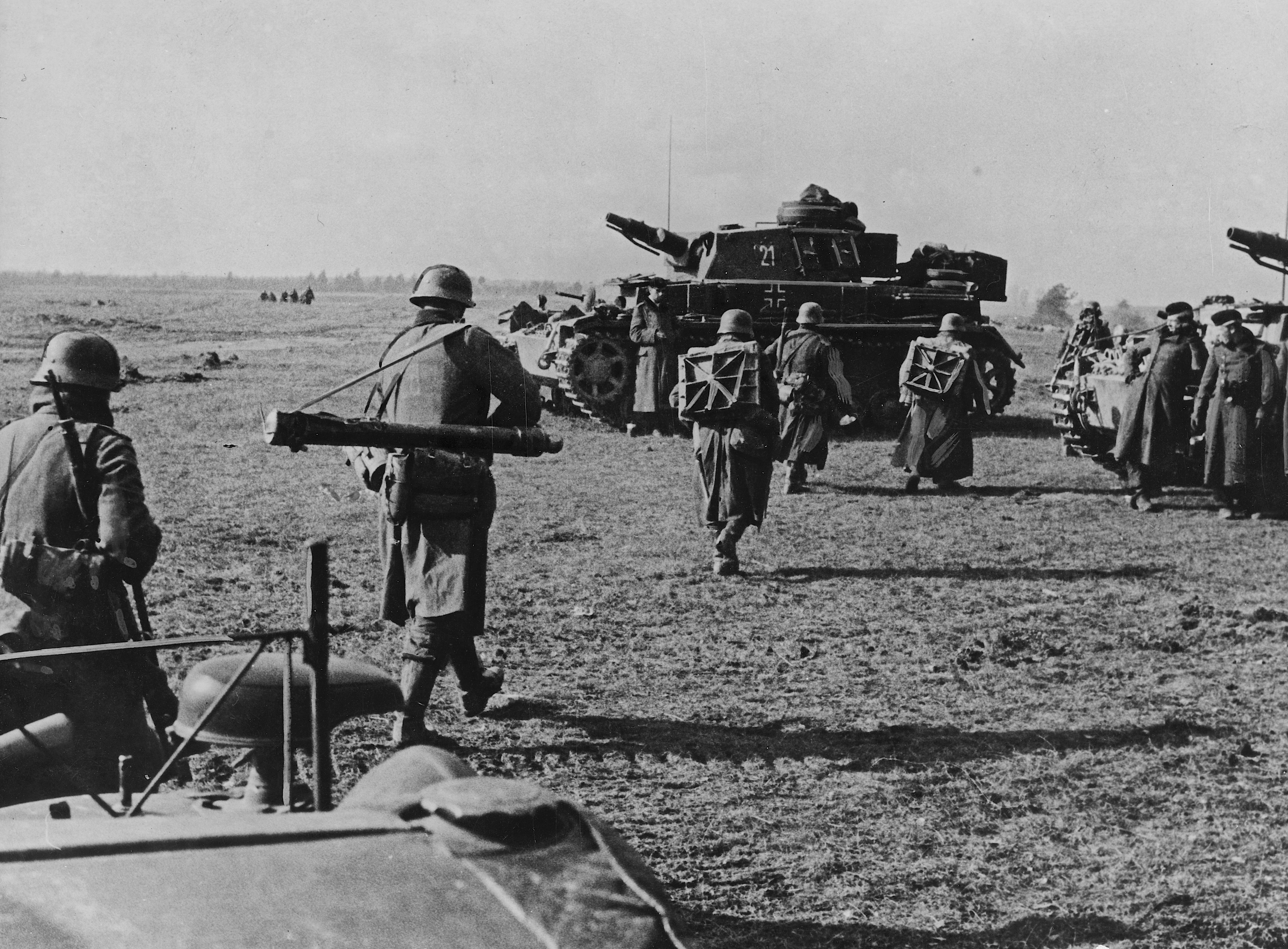 Октябрь 1941 начало обороны. Бои под Вязьмой 1941. Немецкие танки од Вязьмой 1941. Бои под Вязьмой в октябре 1941 года. Катастрофа под Вязьмой 1941.