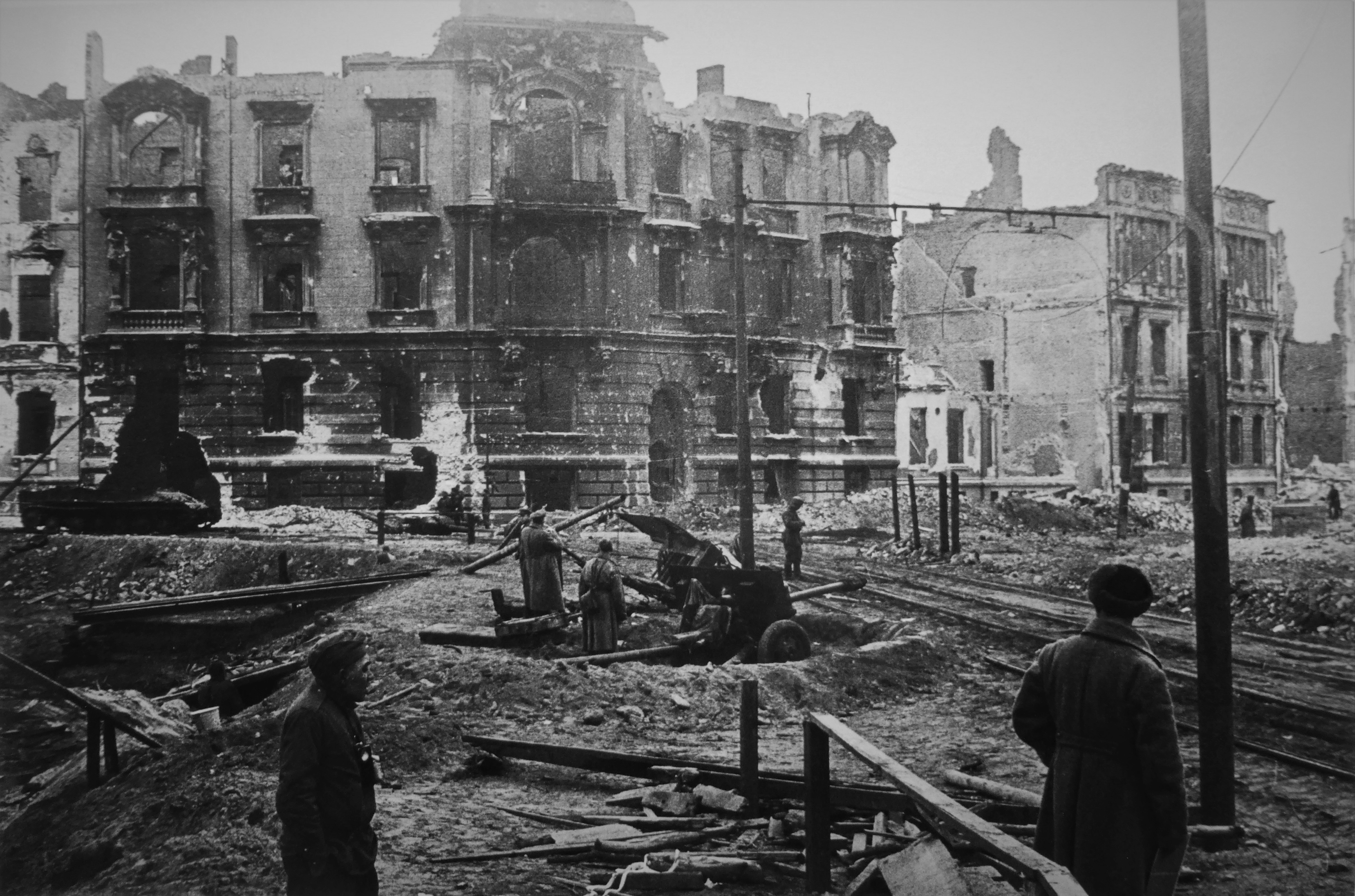 Разрушенный берлин. Разрушенный Берлин 1945. Уличный бой 1945 года Берлин.