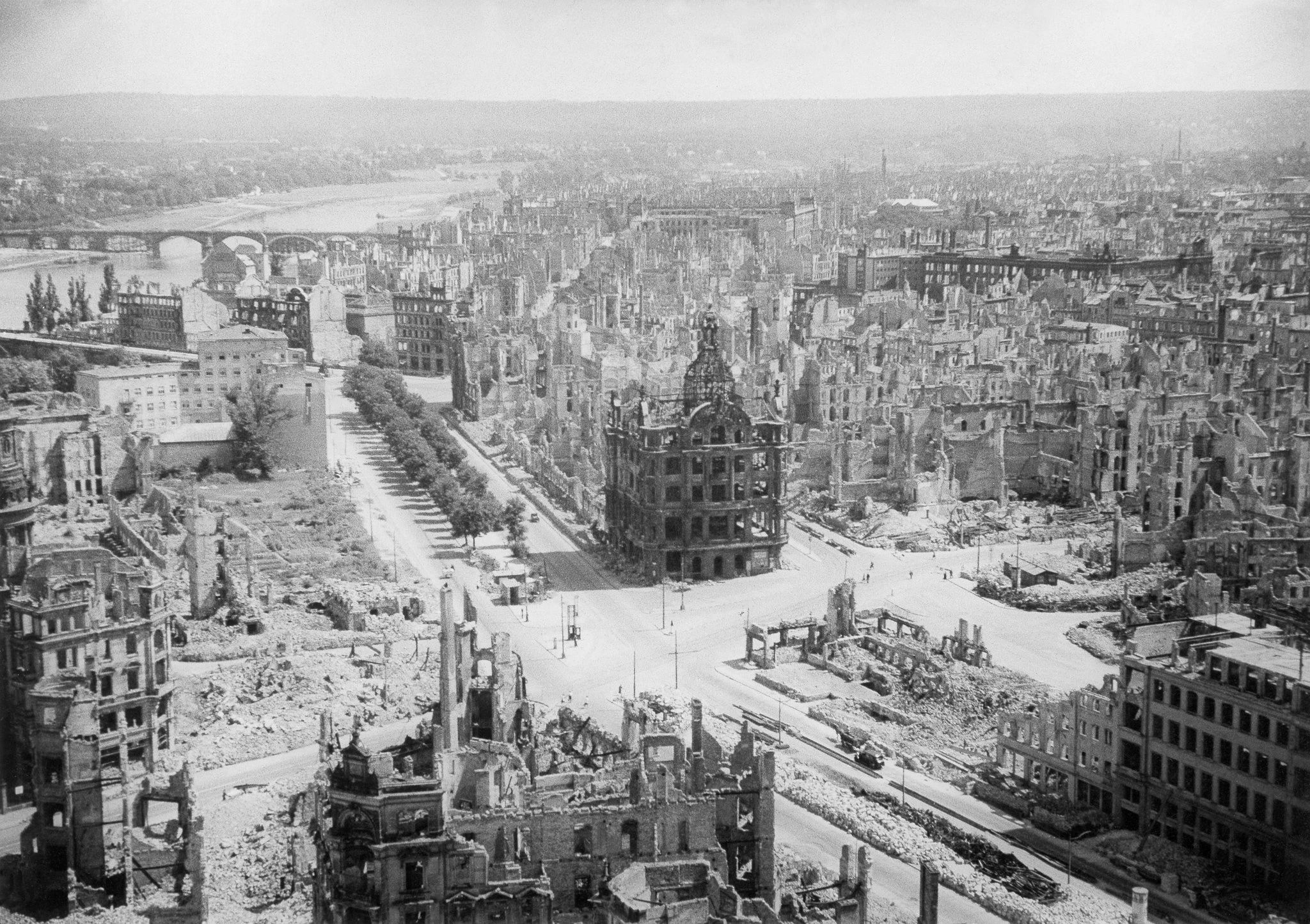 Начало второй мировой войны город. Дрезден после бомбежки 1945 год. Дрезден после бомбардировки 1945. Дрезден 2 мировая.