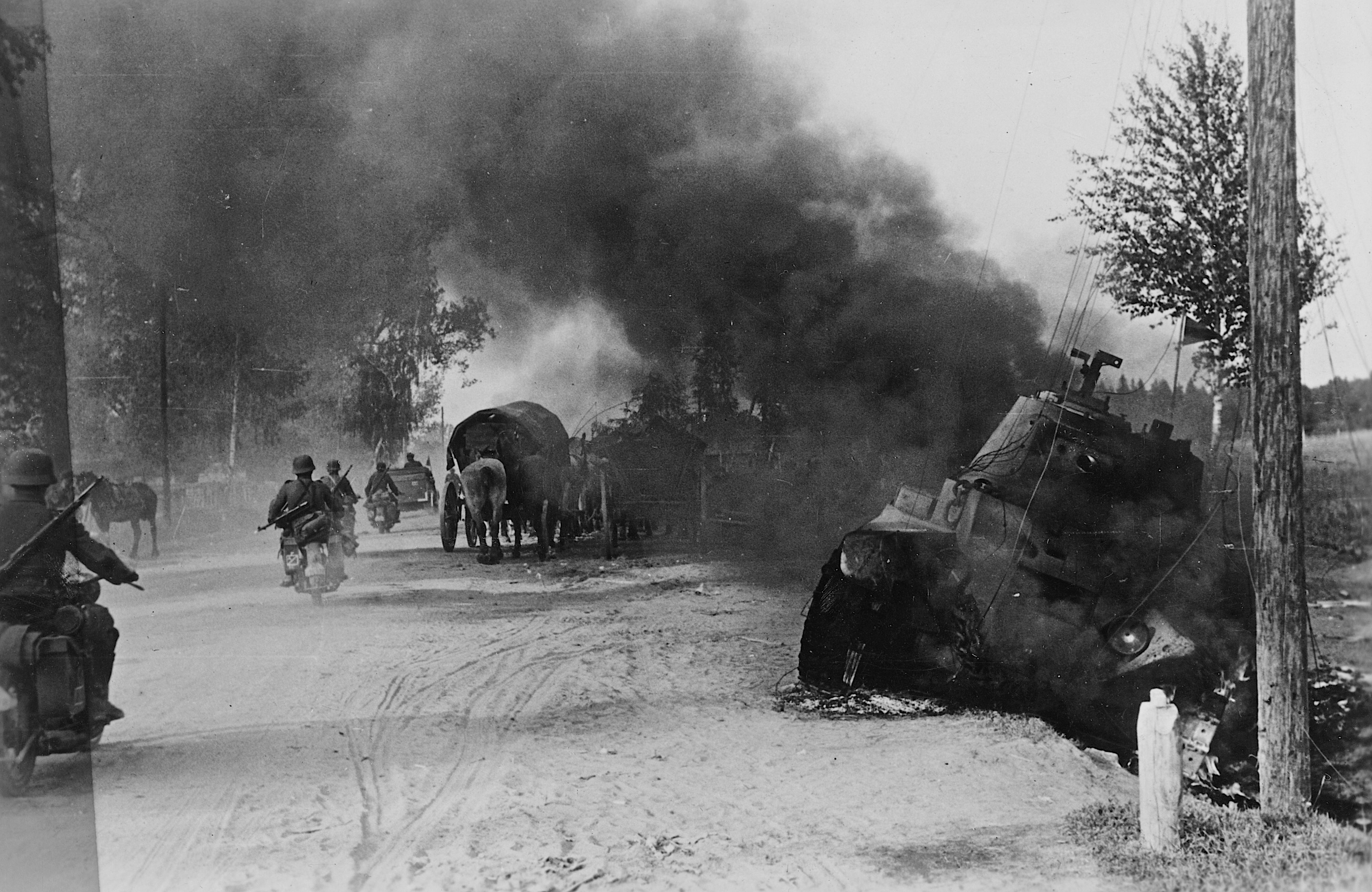 Сгоревшие советские танки июнь 1941