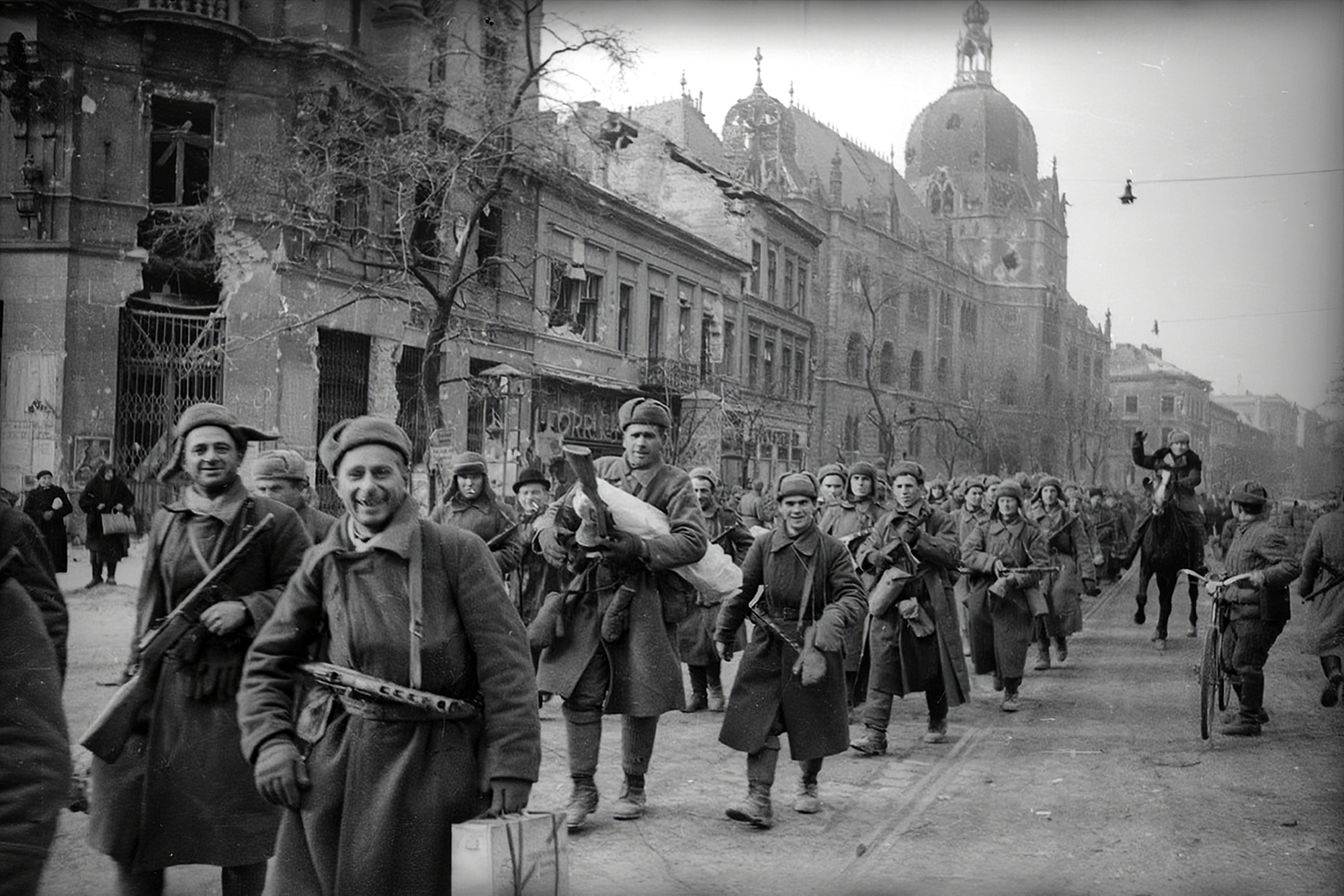Освобождение вены от фашистов советскими. Штурм Будапешта 1945. Освобождение Будапешта в 1945 году. Освобождение Венгрии 1944.