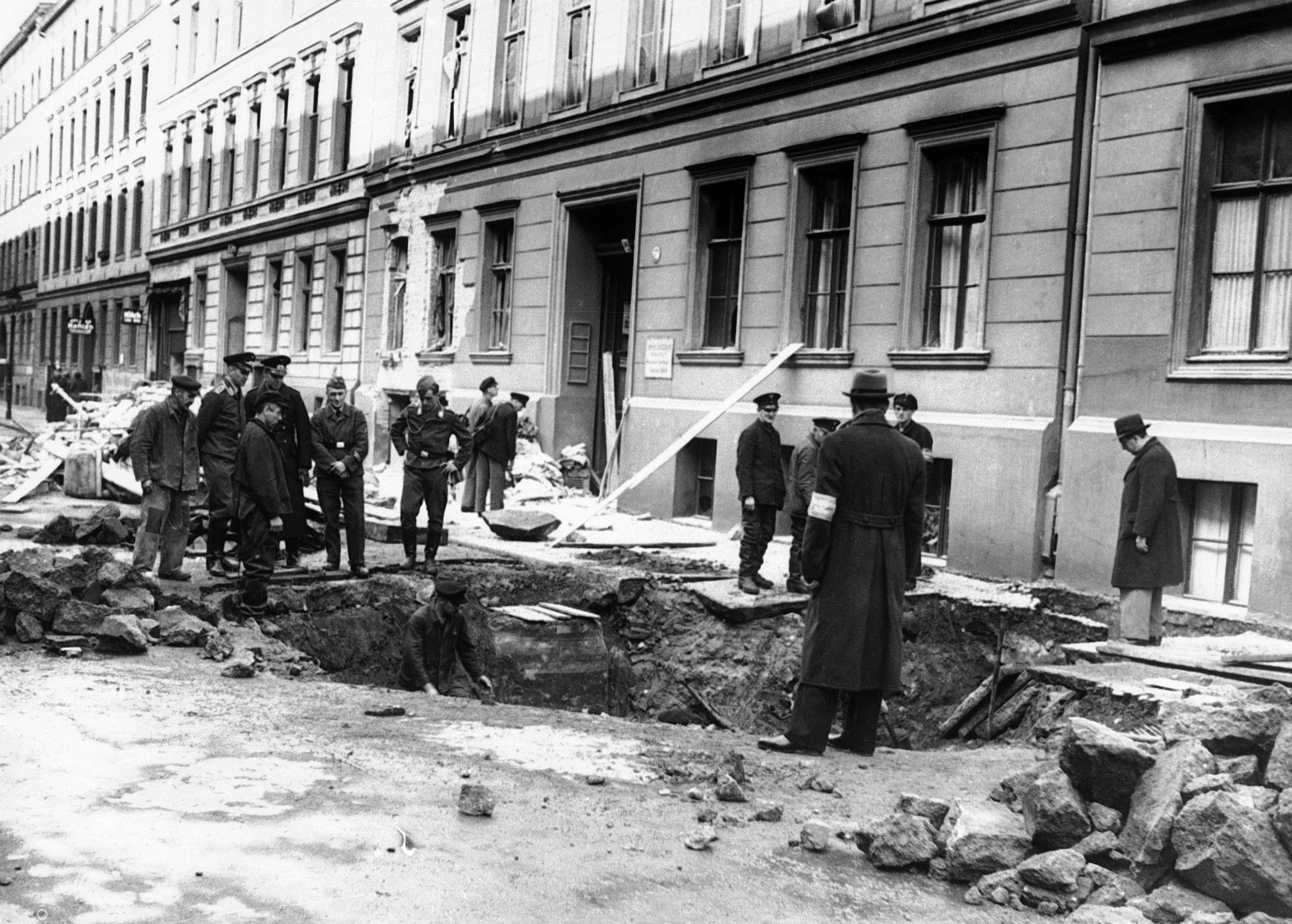 12 Октября 1940. 7-8 Октября 1940 бомбардировка Берлина. 7-8 Октября 1940 бомбардировка Берлина фото. Взрыв британских объектов в Ольстере 1950.