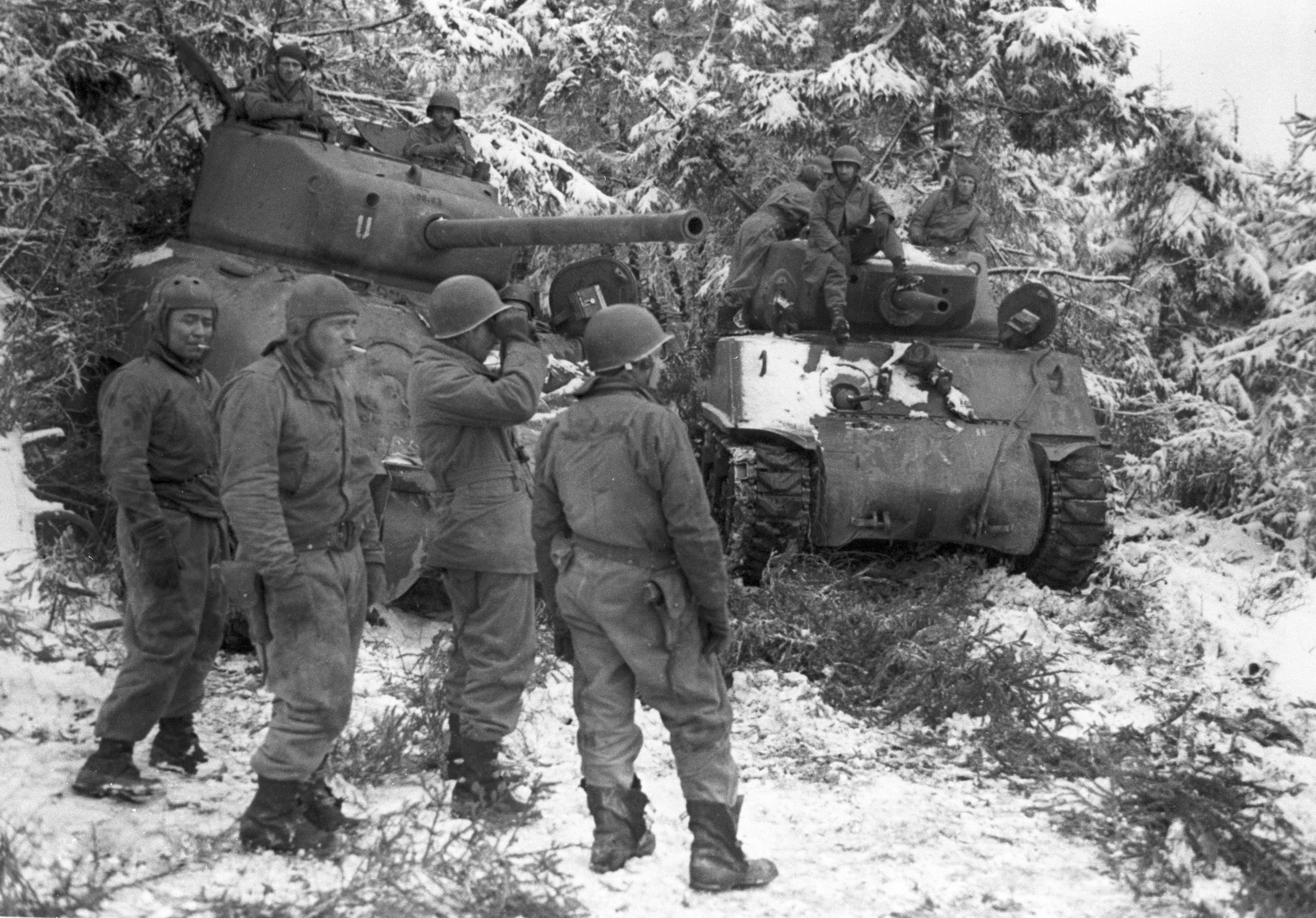 Операция военные танки. Битва за Арденны 1944. Танк Шерман 1944. Шерманы в Арденнах. Танк м4 Шерман в Арденнах.
