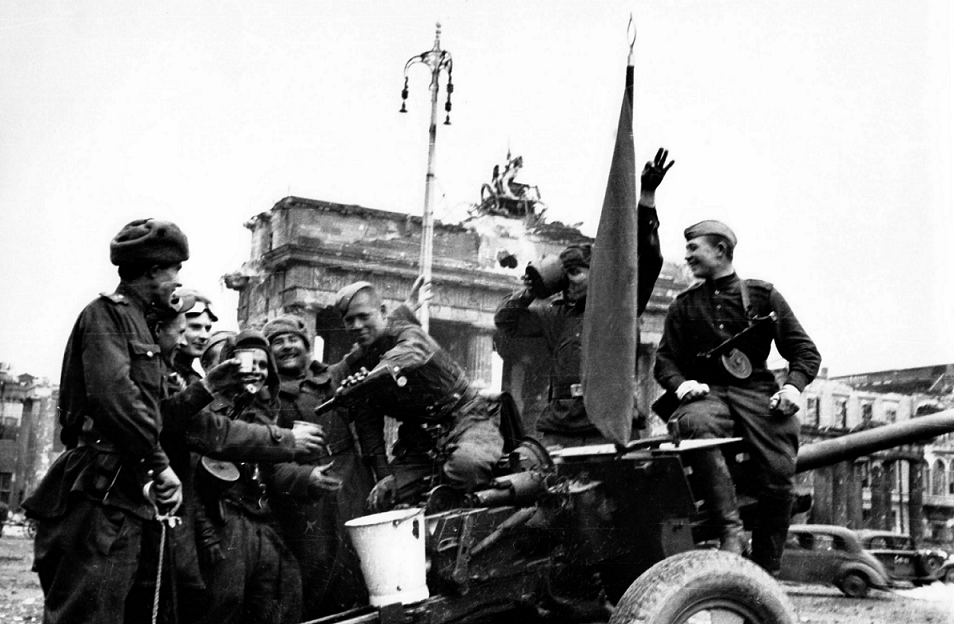 После победы второй. Советские солдаты в Берлине 1945. Солдаты в Берлине май 1945. ВОВ победа Берлин 1945. Солдаты танцуют Берлин 1945.