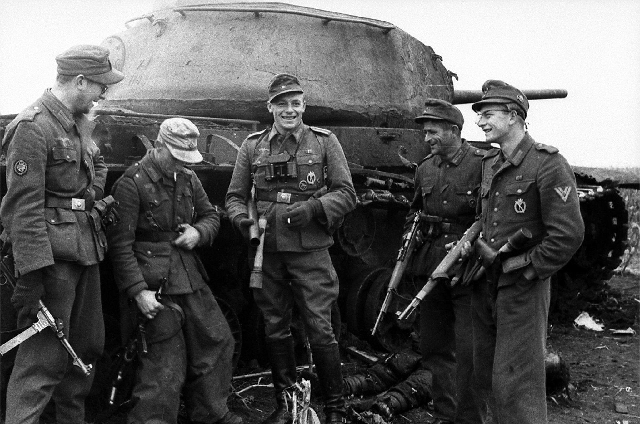 Почему великая германия. Солдаты вермахта 1943. Немецкие танкисты 2 мировой. Солдат СС Вермахт.