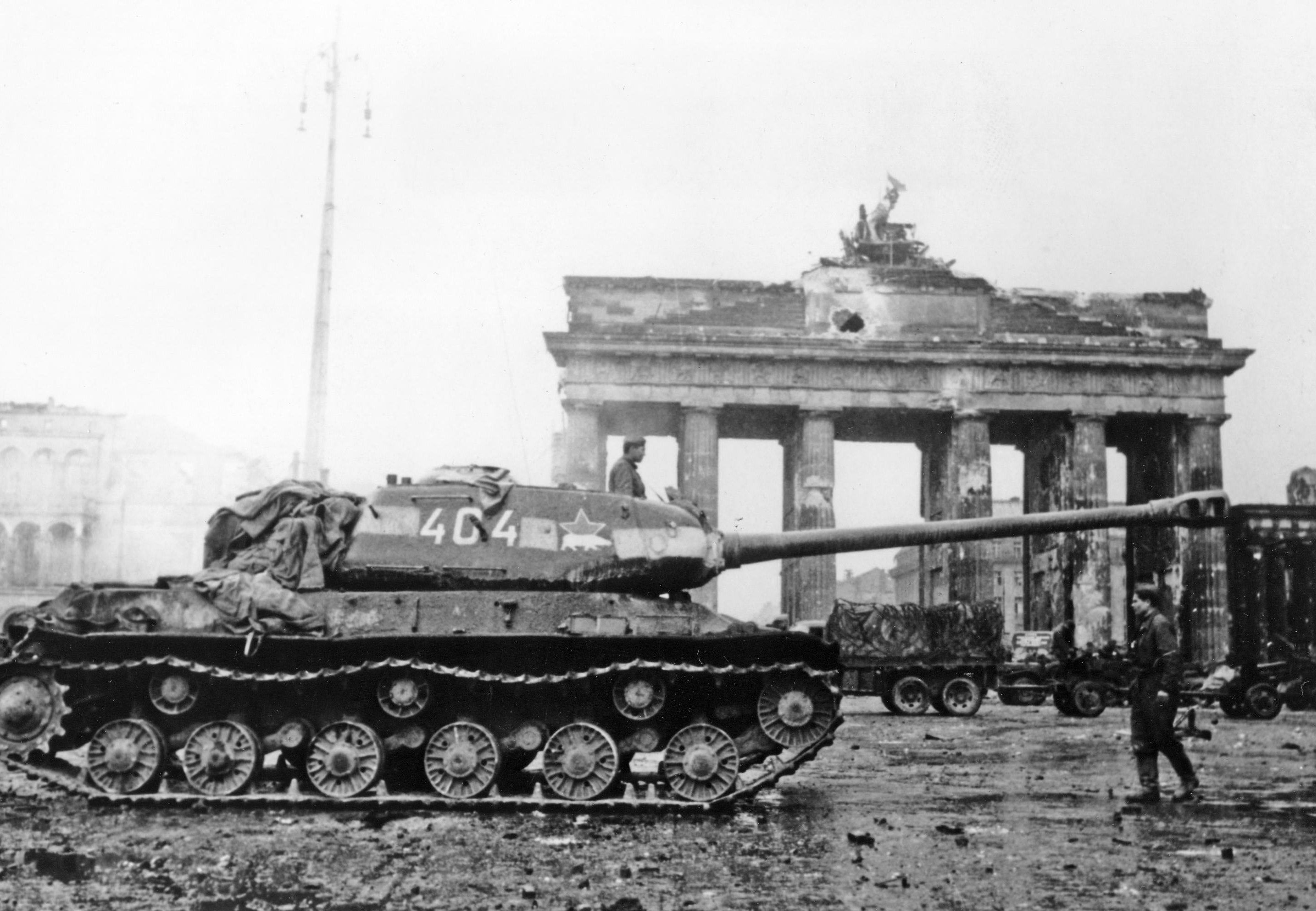 Ис 1945. Танк ис2 Берлин 1945. ИС-2 В Берлине 1945. Танк ИС 2 В Берлине. Т-34 В Берлине в 1945.
