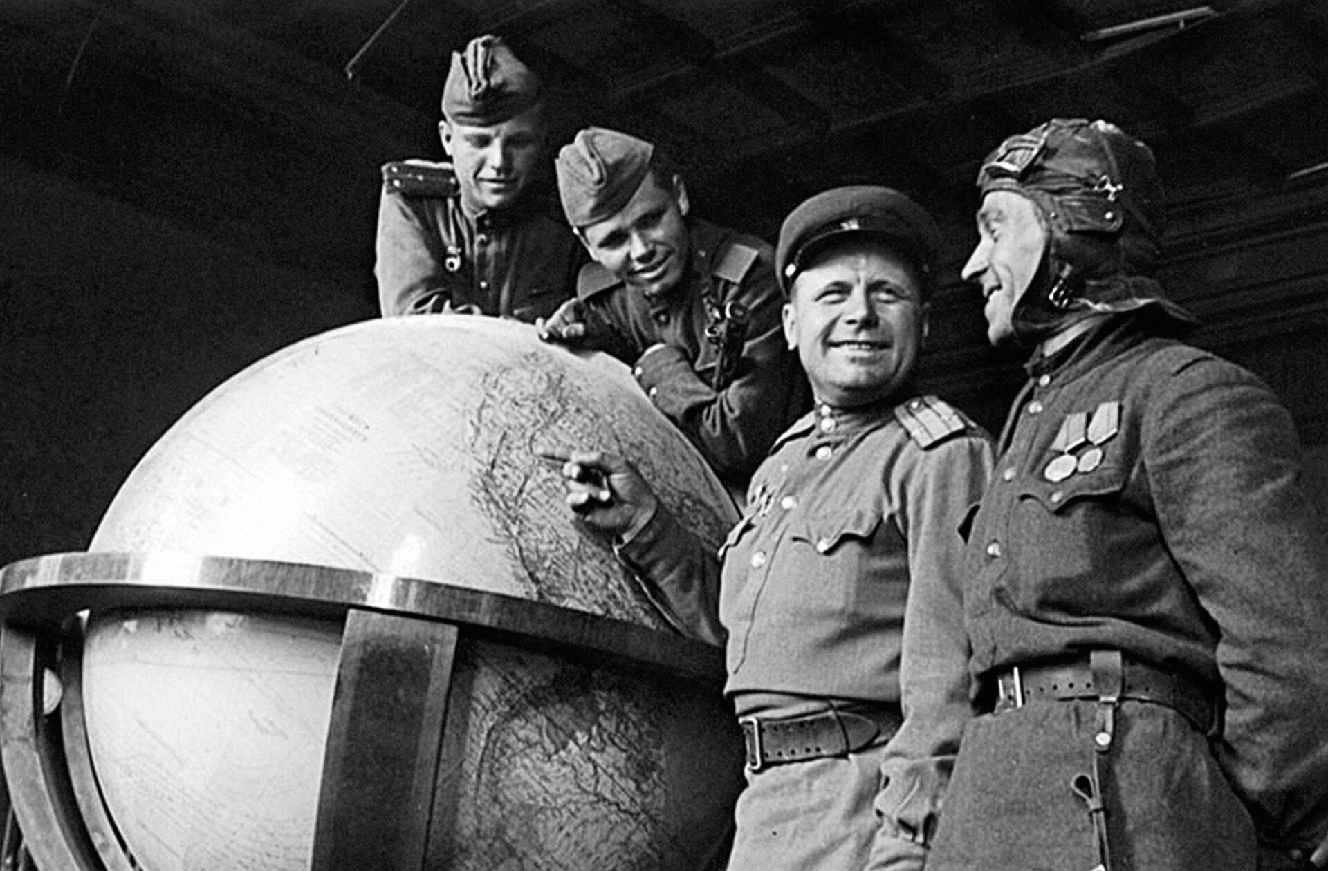 Советские солдаты у глобуса Гитлера 1945