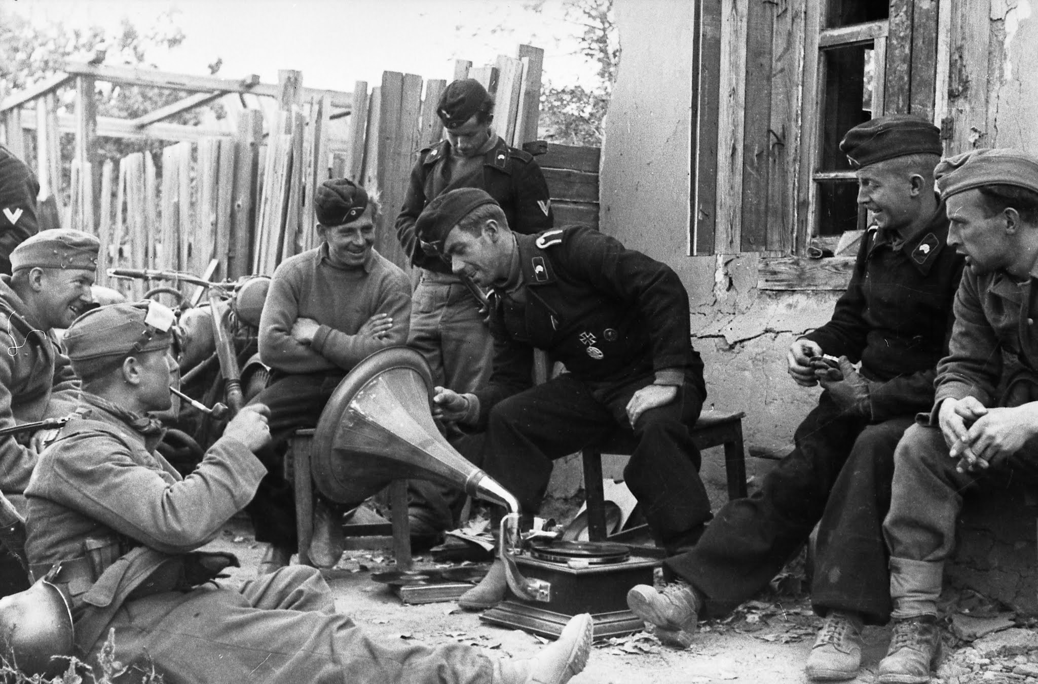 Быт великой отечественной. Немецкий патефон времен второй мировой войны. Солдаты вермахта 1942 год Сталинград.