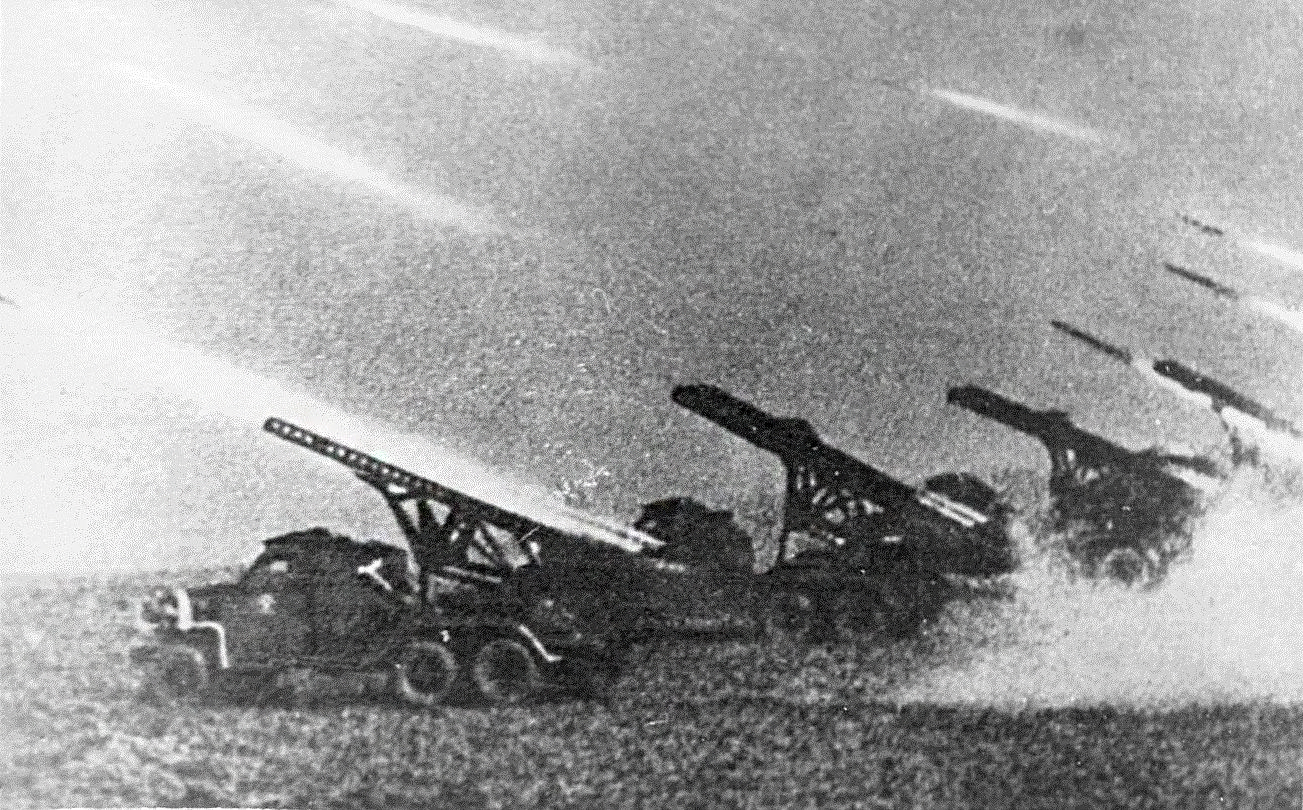 В какой битве впервые были применены катюши. БМ-13 Катюша залп. БМ-13 1941. БМ-13 Катюша на Сталинградской битве. Катюша 1942.