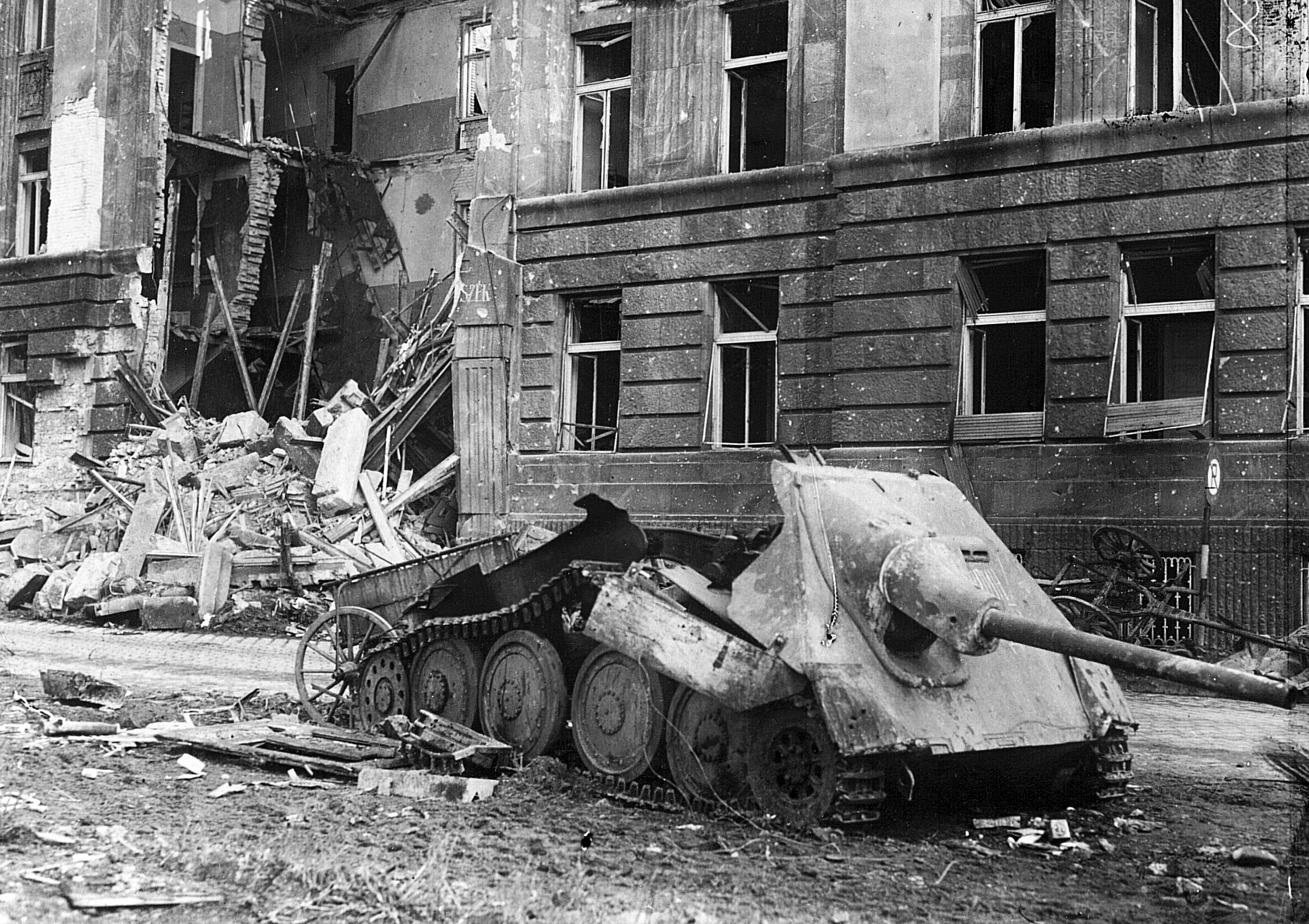 Старый обширный тянувшийся позади дома. Будапешт 1945. 9 Февраля 1945. 13 Февраля 1945 года освобождение Будапешта. Освобождение Будапешта от немецко фашистских.
